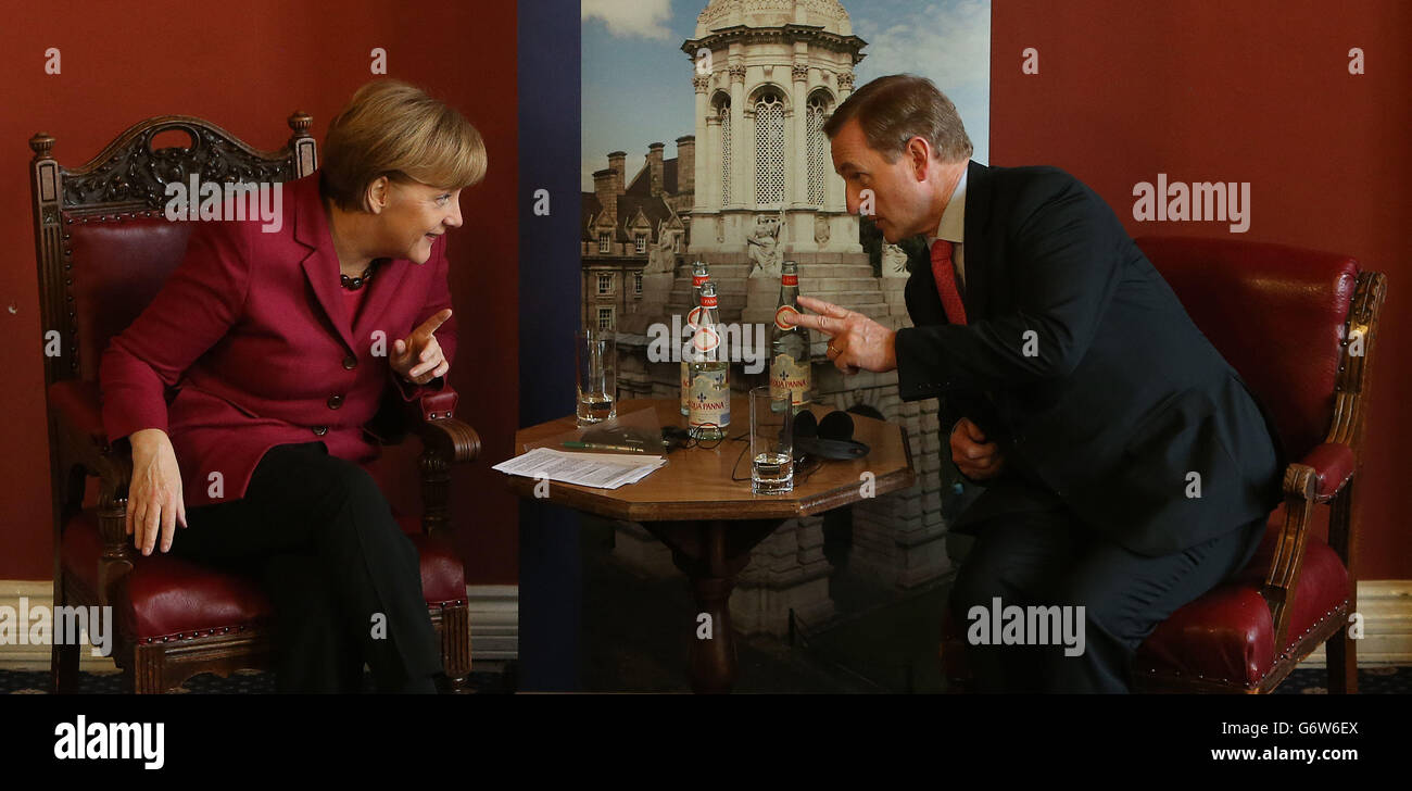 Bundeskanzlerin Angela Merkel und Taoiseach Enda Kenny am Trinity College in Dublin, wo sie einen Vortrag über Globalisierung an die philosophische Gesellschaft des College heute. Stockfoto