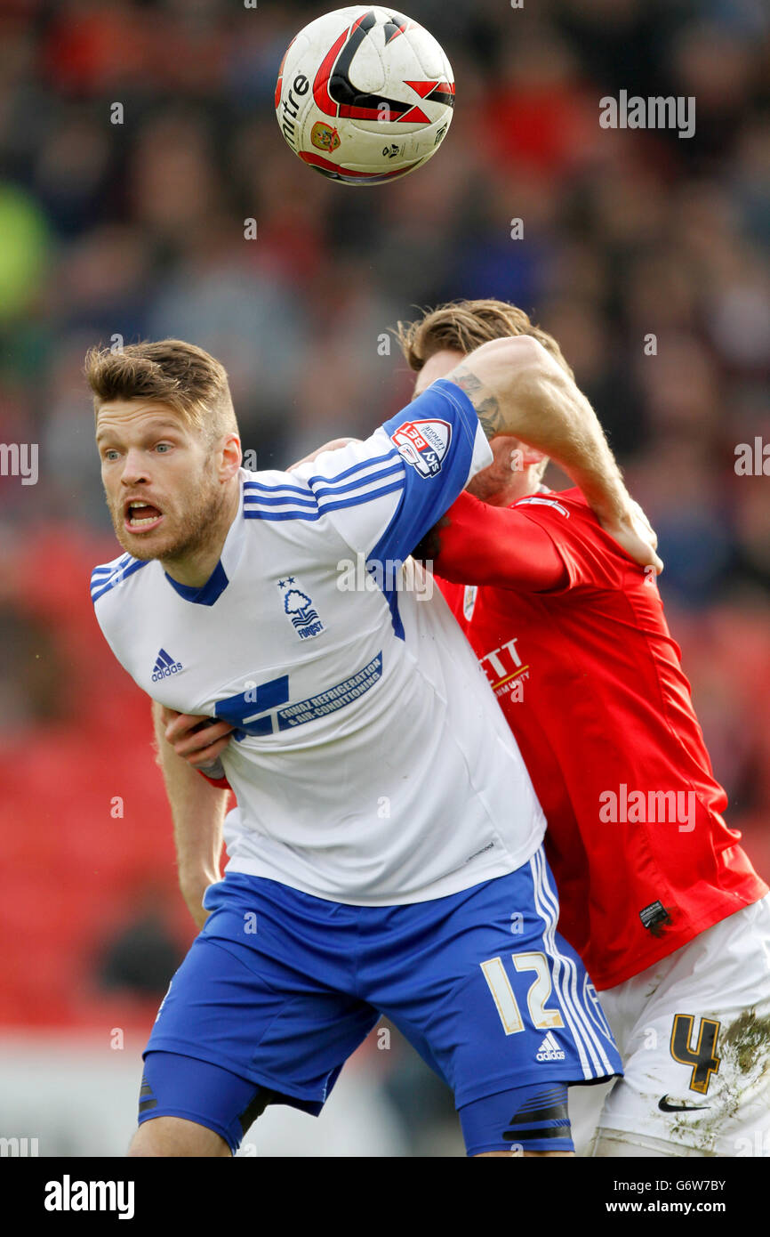 Fußball - Sky Bet Championship - Barnsley gegen Nottingham Forest - Oakwell. Jamie Mackie (links) von Nottingham Forest und Tom Kennedy (rechts) von Barnsley kämpfen um den Ball. Stockfoto