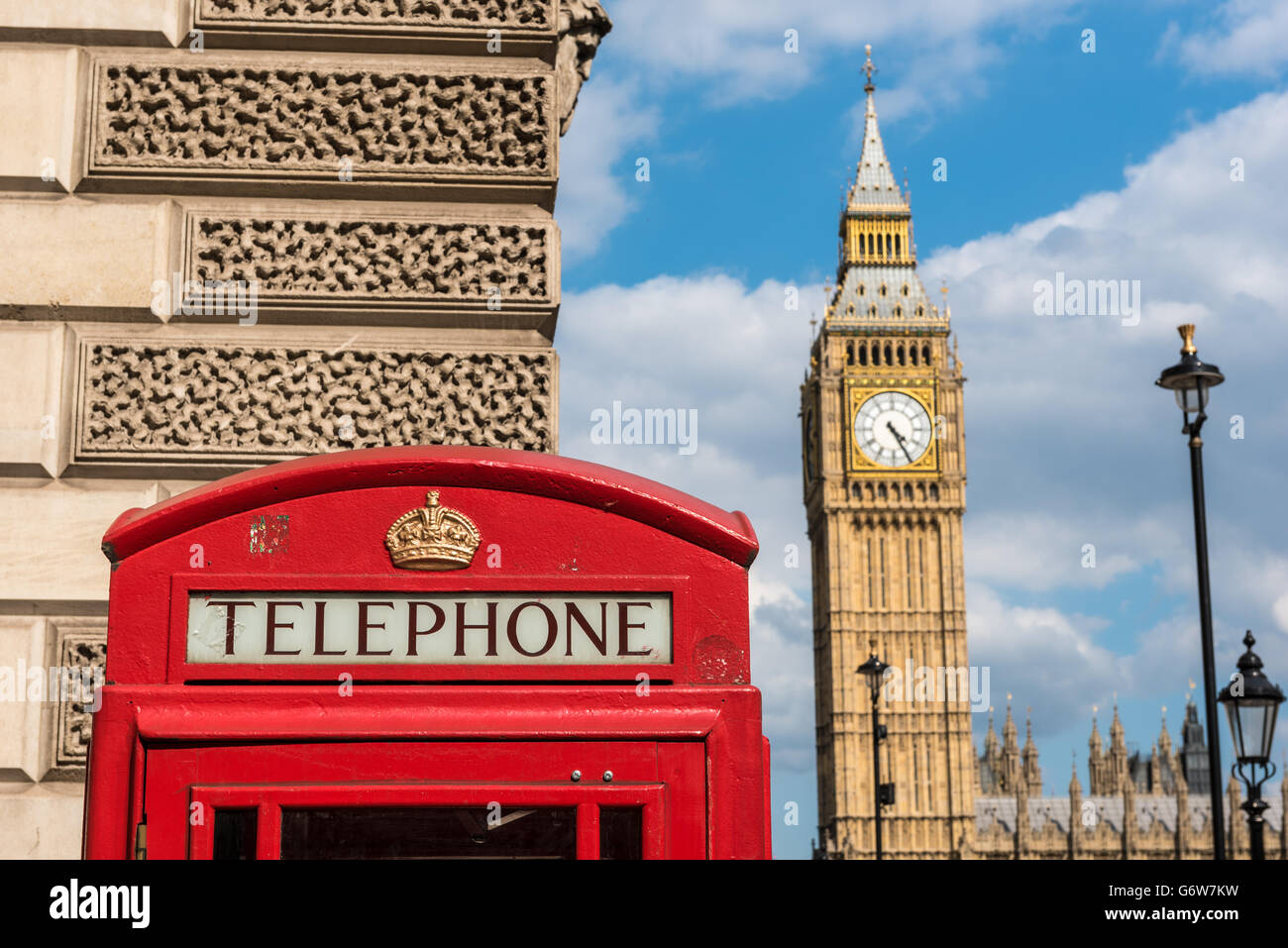 Rote Telefonzelle und Elizabeth Tower (Big Ben), Houses of Parliament, London Stockfoto