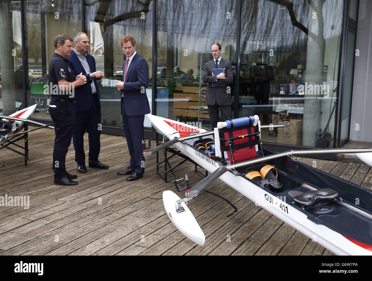 Prinz Harry (2. Rechts) und der ehemalige britische Ruderer Sir Steve Redgrave (2. Links) hören einem Mitglied der Row to Recovery Crew (links) im River and Rowing Museum, Henley on Thames, zu, wo er die Row2Recovery Crew traf, die 2013 erfolgreich über den Atlantik gerudert hat. Stockfoto