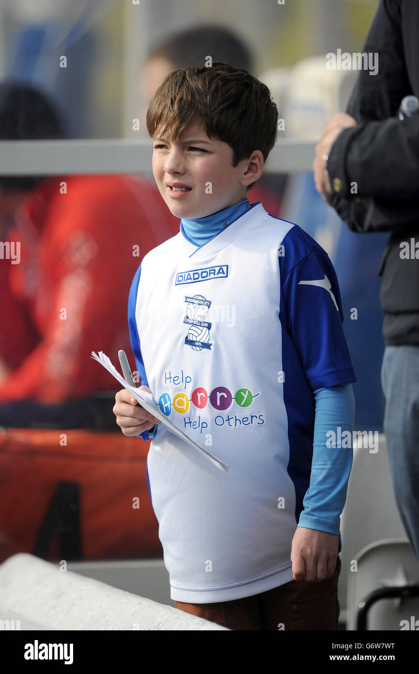 Ein junger Birmingham City Fan auf den Tribünen vor dem Spiel Stockfoto