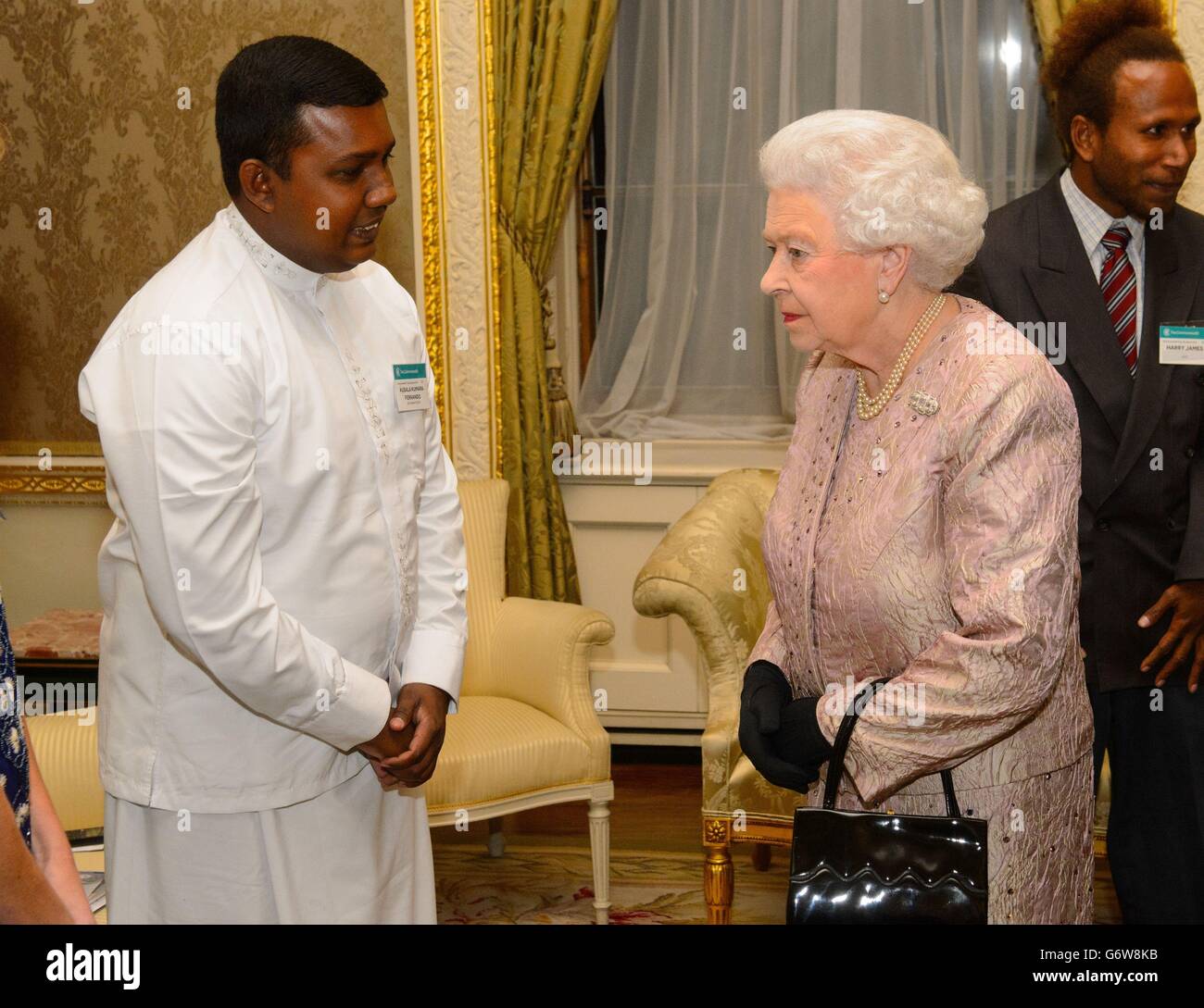 Königin Elizabeth II trifft Kusala Kumara Fernando von Sri Lanka Youth beim Commonwealth-Empfang im Marlborough House im Zentrum von London. Stockfoto