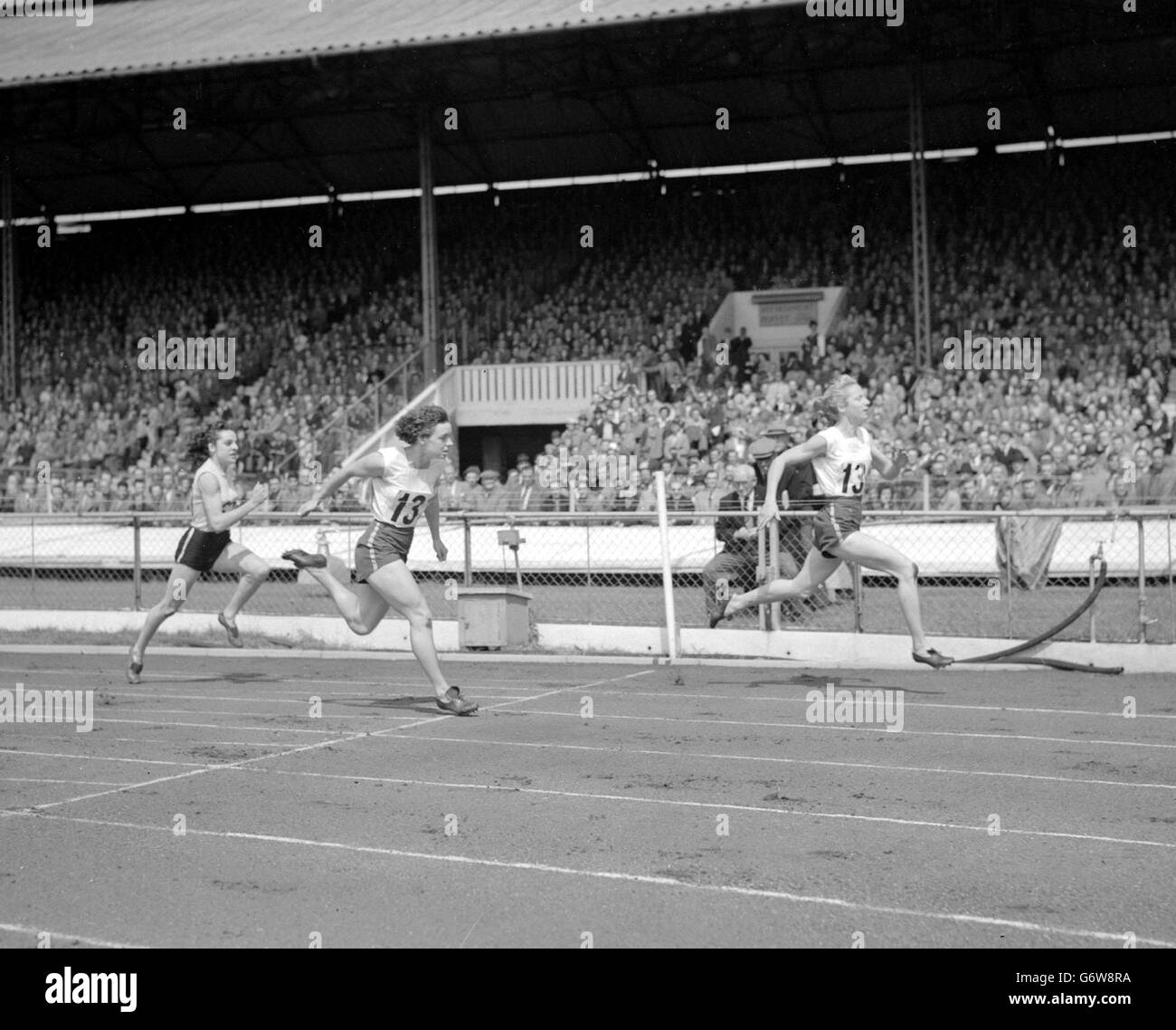 Shirley Strickland gewinnt. Stockfoto