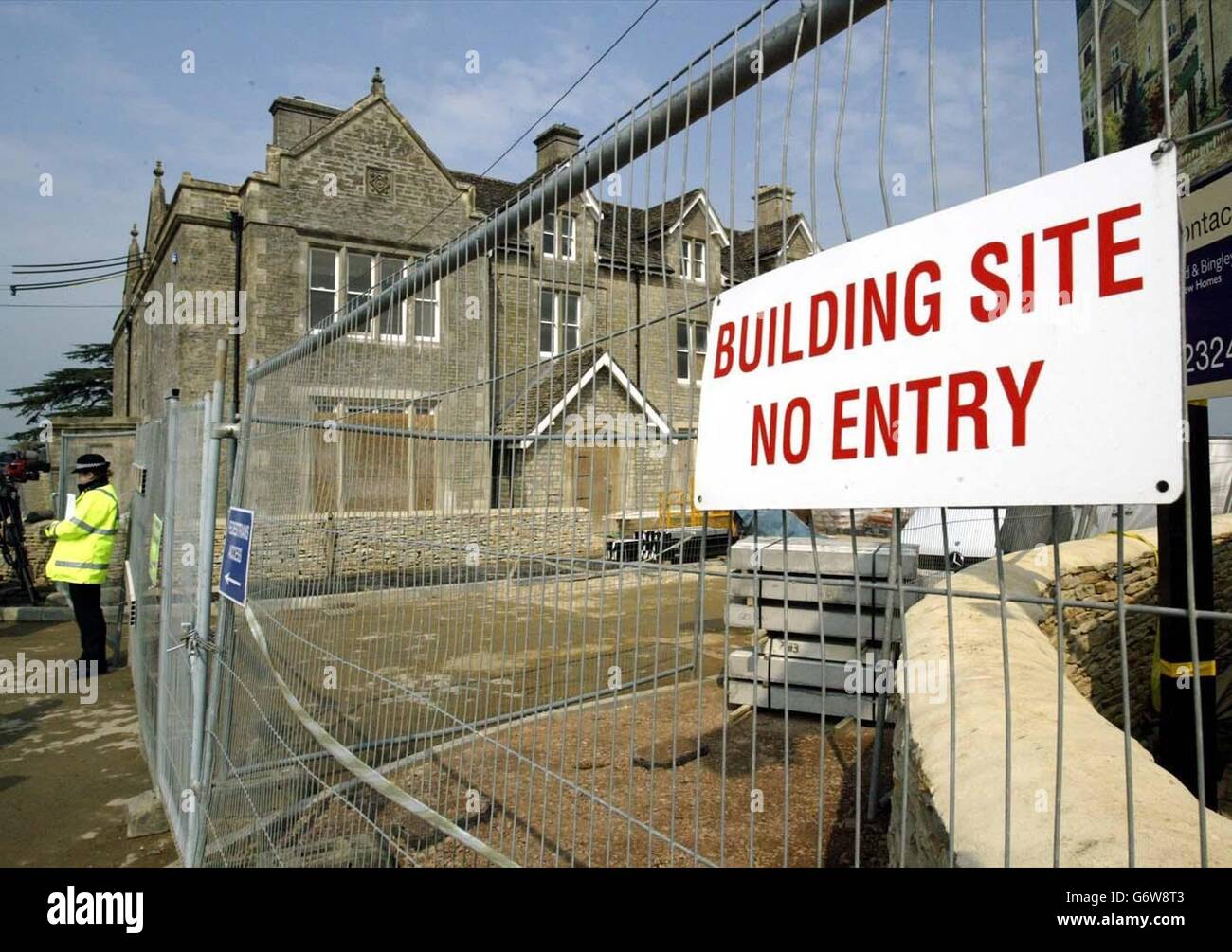 Ein Polizeibeamter steht am Eingang des Entwicklungsgebäudes von Knoll, wo Detektive nach der vermissten Betreuerin Amanda Edwards suchen, der 21-jährigen, die fast acht Tage lang vermisst wurde, nachdem sie ihren Freund in Calne, Wiltshire, abgesetzt hatte. Polizeibeamte, einschließlich der spezialisierten Suchbeamten, untersuchten einen „sehr spezifischen“ Boden hinter dem Hotel, das in der nahe gelegenen Stadt Malmesbury in Wiltshire entwickelt wurde. Stockfoto