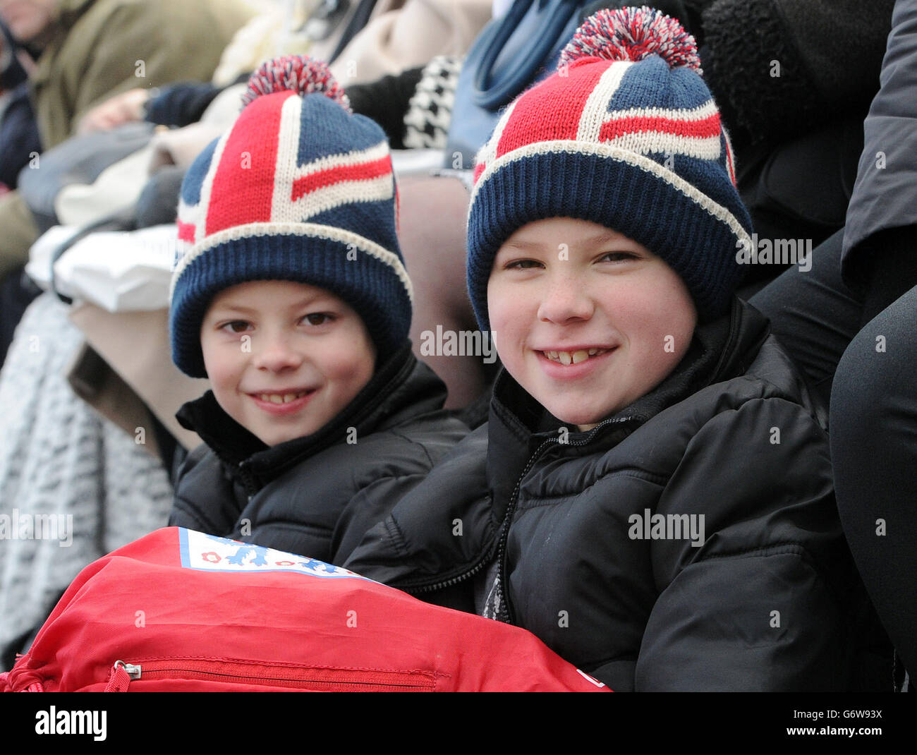 Max (links) und George Rebbeck aus Herefordshire warten darauf, ihren Bruder Zak Davidson in seiner Abschlussparade am Army Foundation College in Harrogate zu sehen. Stockfoto