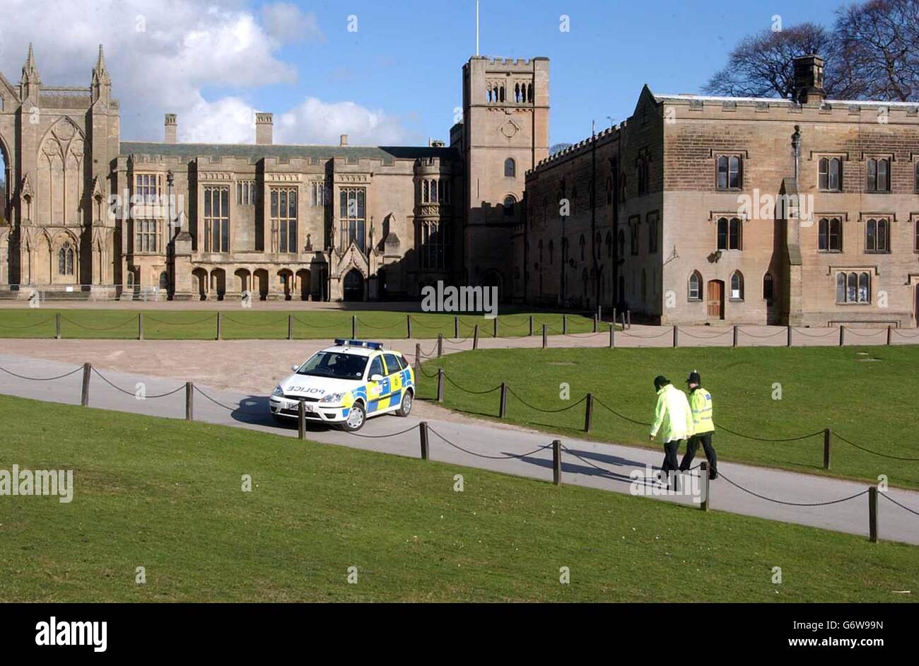 Die Polizei versiegelt das Gelände der Newstead Abbey in Ravenshead, Nottinghamshire. Der Leichnam einer jungen Frau, die brutal zu Tode geprügelt worden war, wurde in Wäldern auf dem Anwesen entdeckt, in der Nähe des ehemaligen Heims des Dichters Lord Byron. Stockfoto