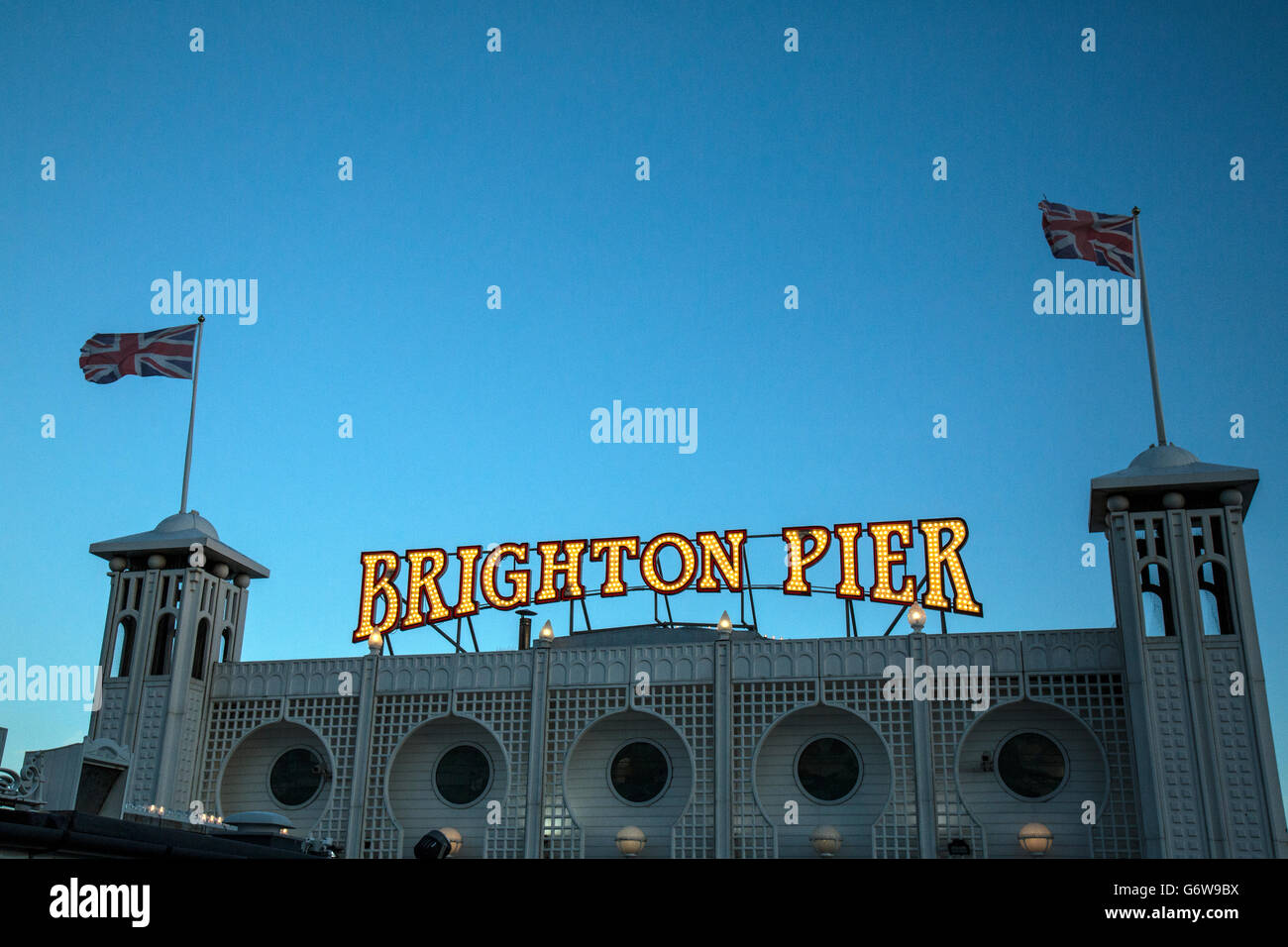 Der Eingang zum Brighton Pier, England. Stockfoto