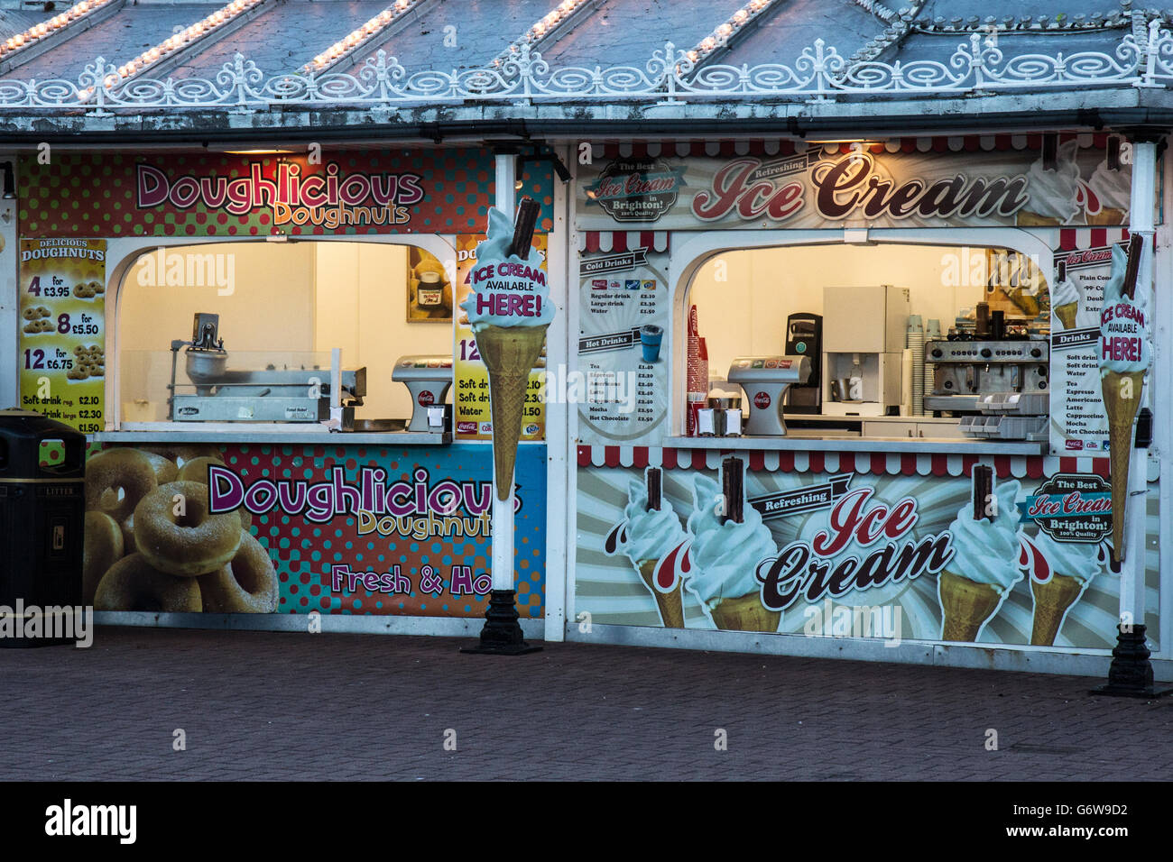 Kioske, Verkauf von Donuts und Eis an der Strandpromenade in Brighton, England. Stockfoto
