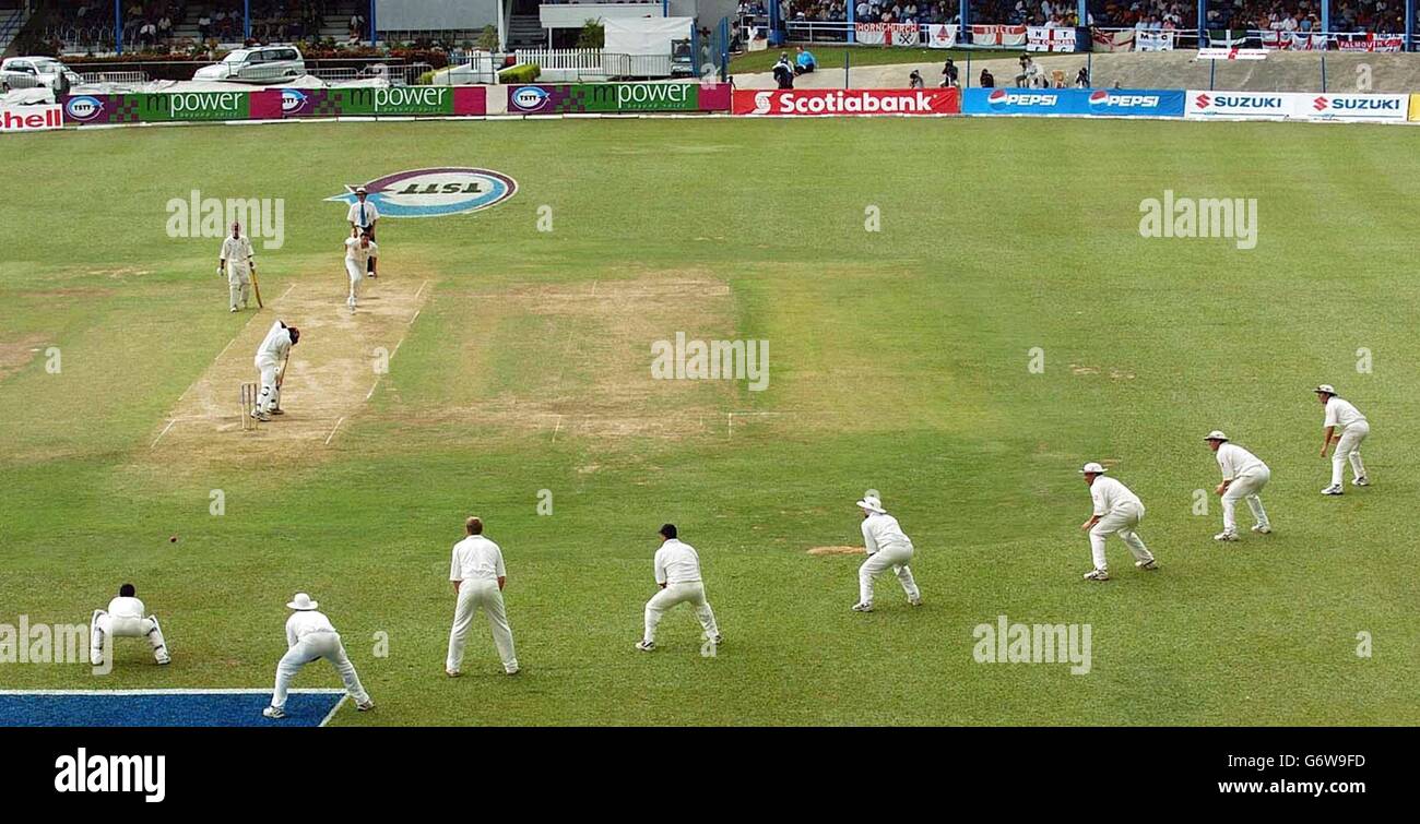 England nutzt ein Angriffsfeld gegen Westindien, am ersten Tag des 2. Tests im Queen's Park Oval, Port of Spain, Trinidad. Stockfoto