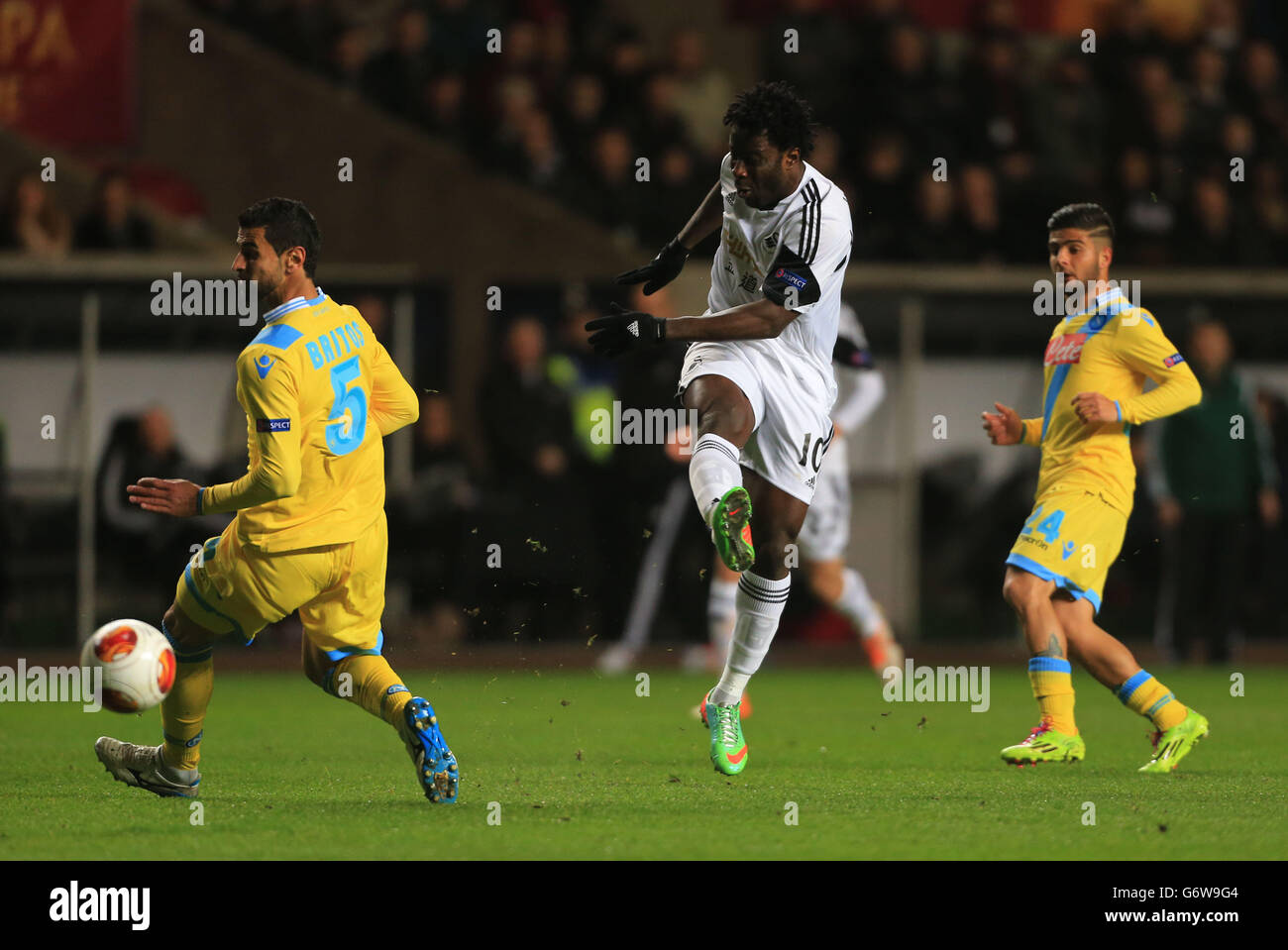Fußball - UEFA Europa League - 32. Runde - Swansea City gegen Neapel - Liberty Stadium. Die Wilfried Bony von Swansea City schießt während des Spiels der UEFA Europa League, Runde 32 im Liberty Stadium, Swansea, auf das Tor. Stockfoto