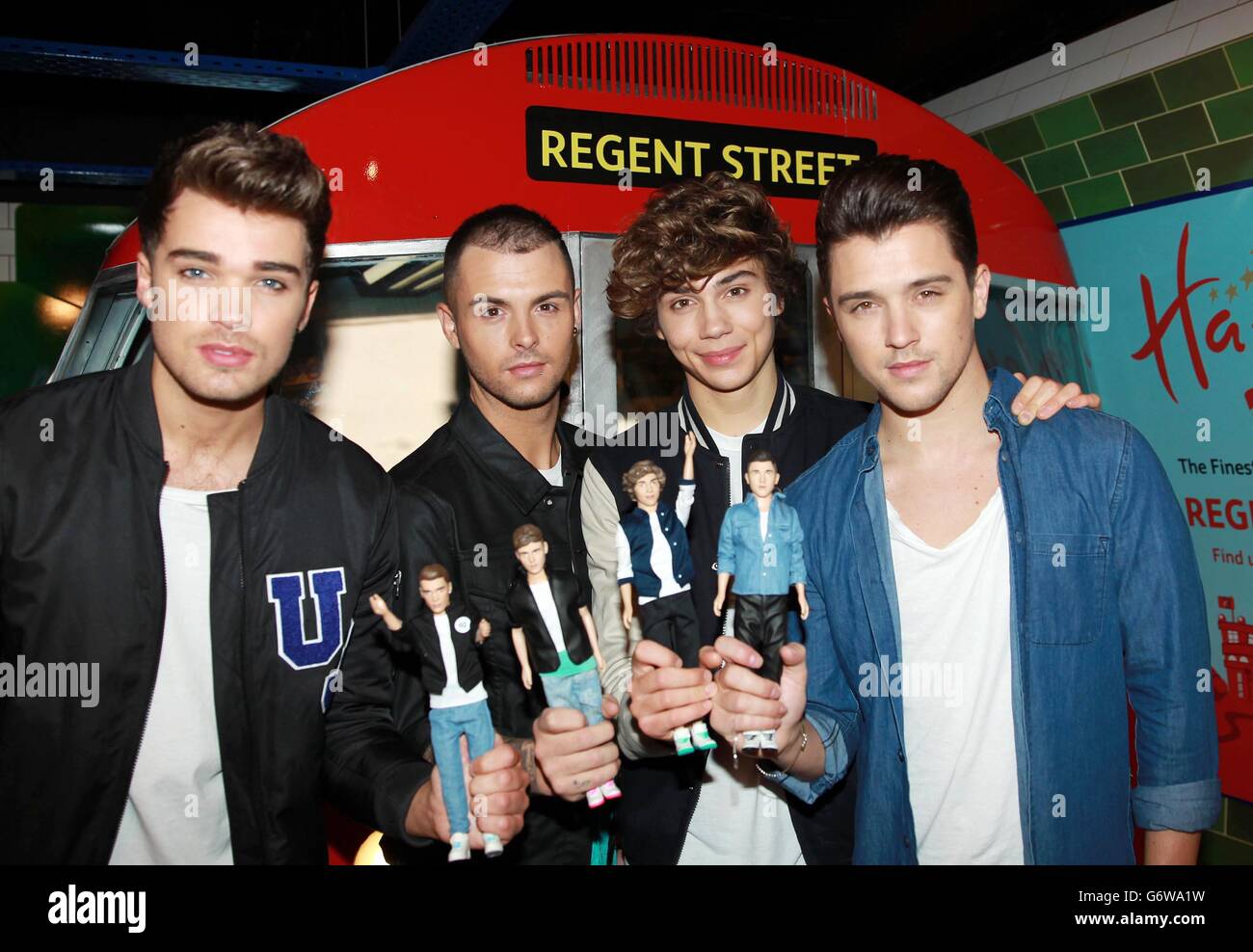 Boy Band Union J (von links nach rechts) Josh Cuthbert, Jaymi Hensley, George Shelley und JJ Hamblett mit ihrer Puppenserie im Hamleys Toy Store in der Regent Street, London. Stockfoto