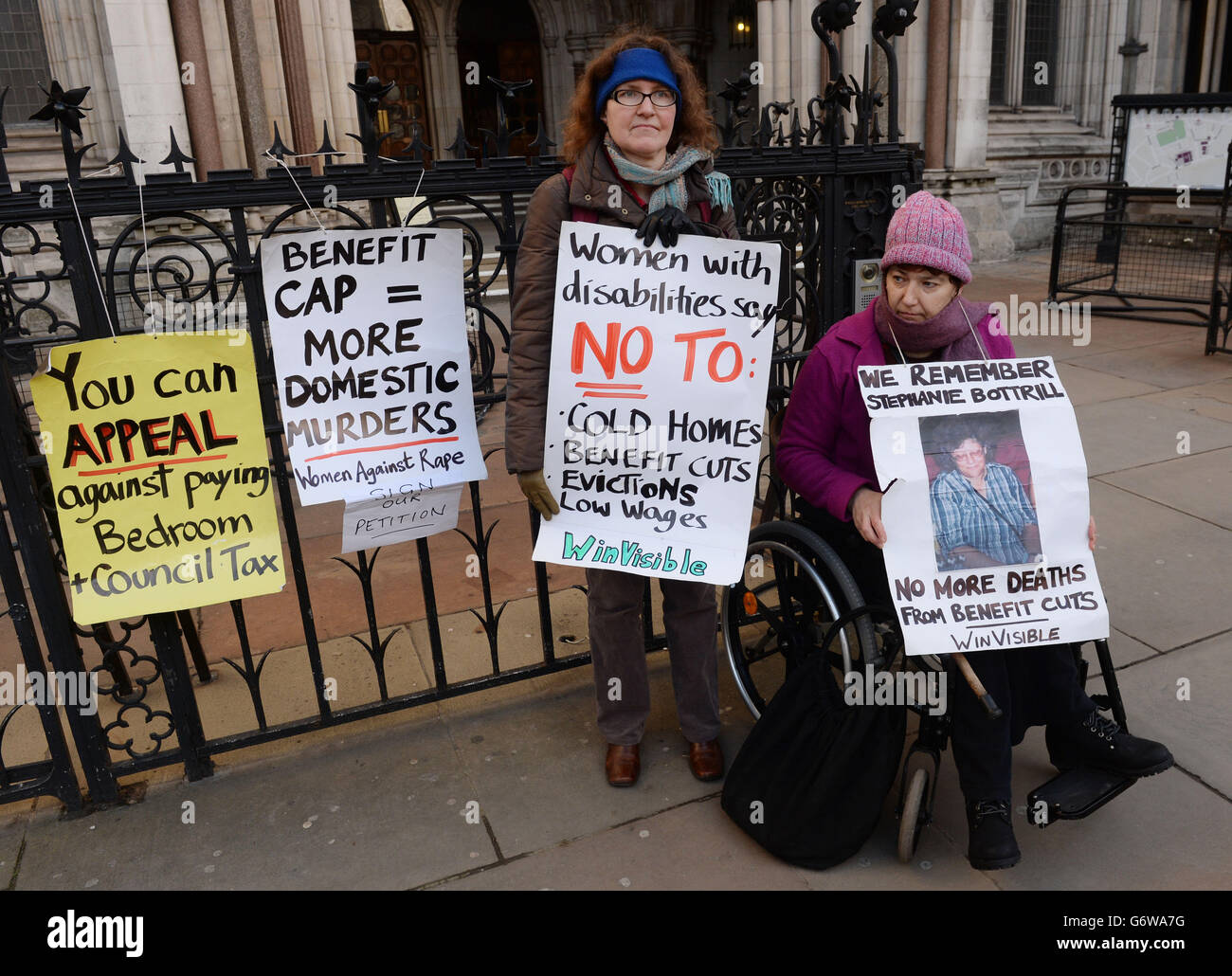 Schlafzimmer Steuerrecht. Protestgruppen gegen die „Schlafzimmersteuer“ der Regierung demonstrieren vor dem High Court in London. Stockfoto