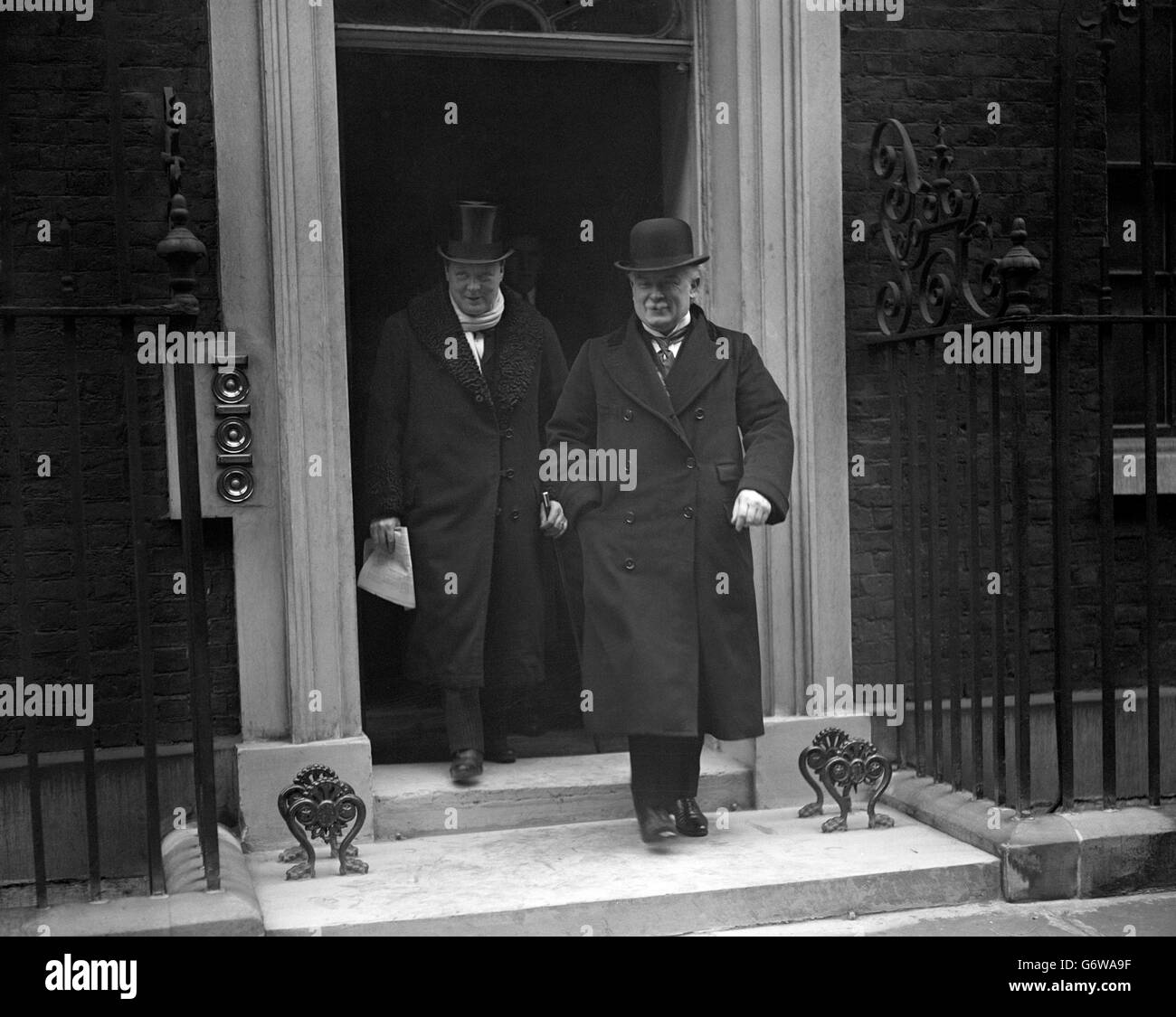 Premierminister David Lloyd George und Winston Churchill verlassen 10 Downing Street für das Unterhaus, um Eric Geddes Bericht über die Wirtschaft zu hören. Stockfoto