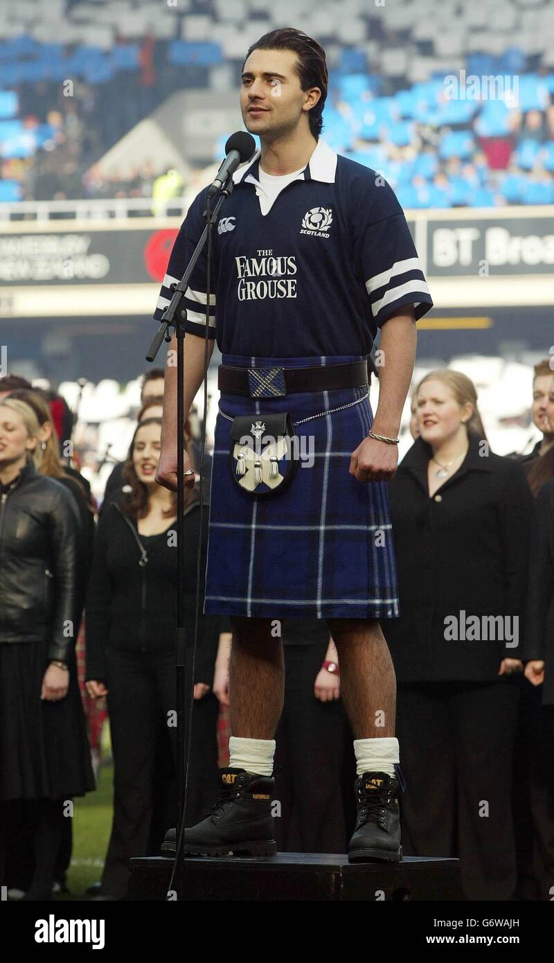 Sänger Darius Danesh spielt die schottische Nationalhymne vor dem RBS 6 Nations Championship Match zwischen Schottland und Frankreich in Murrayfield, Edinburgh. Frankreich gewann 31:0. Stockfoto