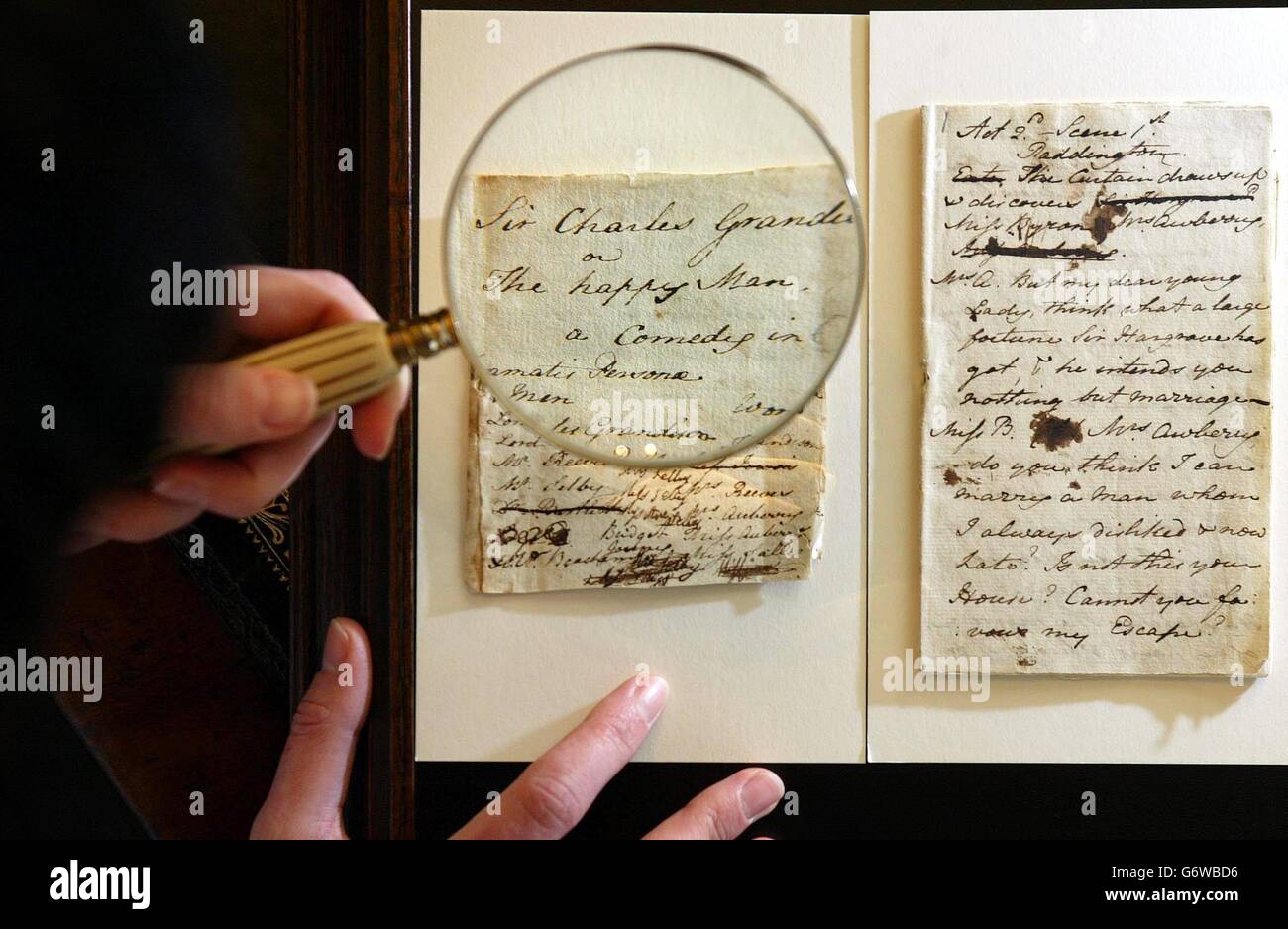 Helen Scott, Bibliothekarin der Chawton House Library, inspiziert ein Manuskript von Jane Austen aus dem späten 18. Jahrhundert im Museum und Studienzentrum in Alton bei Winchester. Das Kurzstück mit dem Titel 'Sir Charles Grandison' ist außergewöhnlich selten, da niemand weiß, was mit Austens Manuskripten geschah, als sie starb. Eine Theorie ist, dass ihre Schwester Cassandra sie zusammen mit ihren privaten Briefen verbrannt hat. Das Stück ist eine 20-minütige Komödie, die Szenen aus dem Roman "die Geschichte von Sir Charles Grandison" von Samuel Richardson, einem der Lieblingsautoren Austens, dramatisiert. Papier war teuer und die 52 Seiten sind es Stockfoto