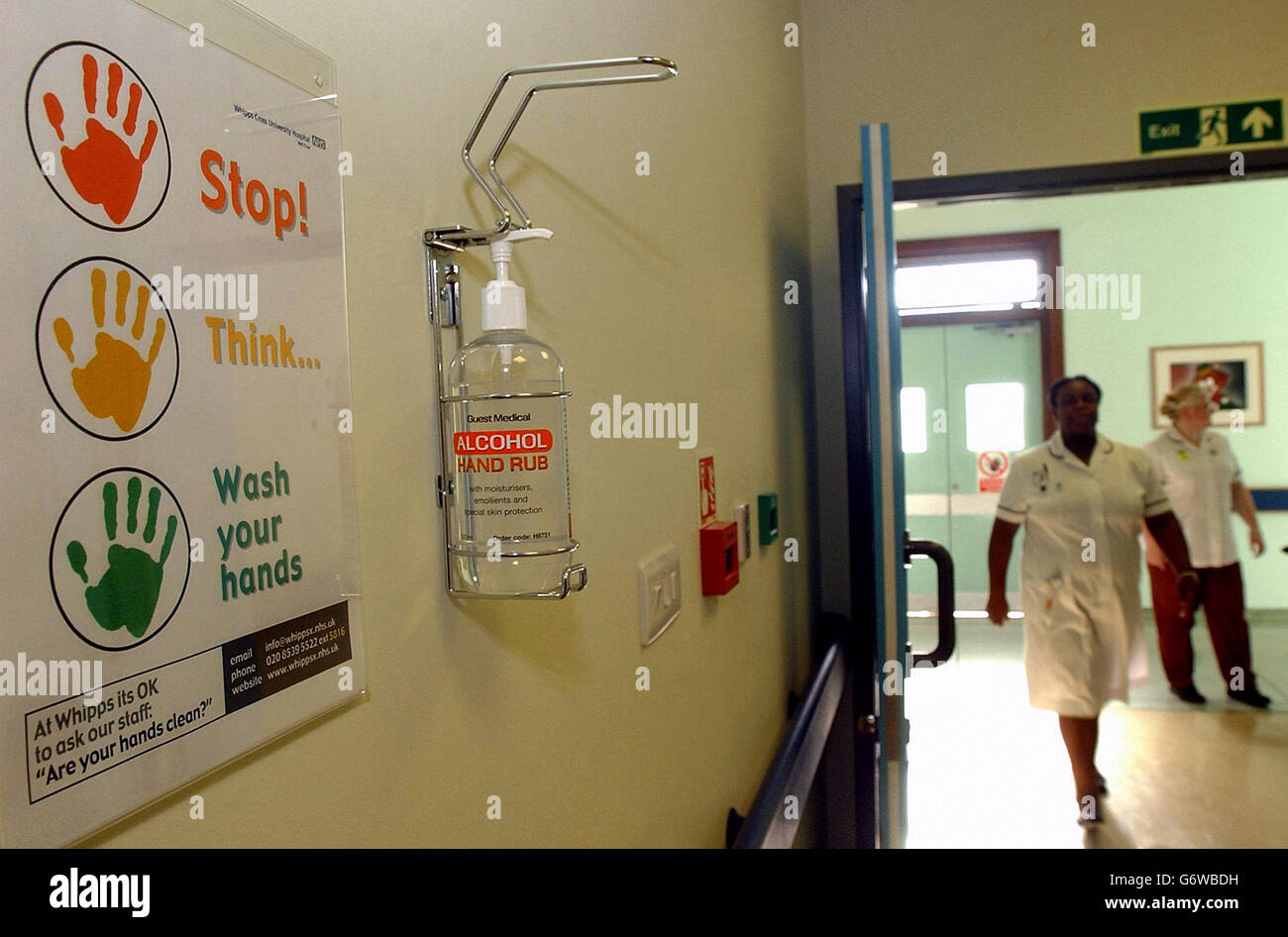 Alkohol-Handgel am Eingang einer Station im Whipps Cross Hospital in East London, eine Maßnahme, um zu versuchen, MRSA und andere Infektionen zu reduzieren. Stockfoto