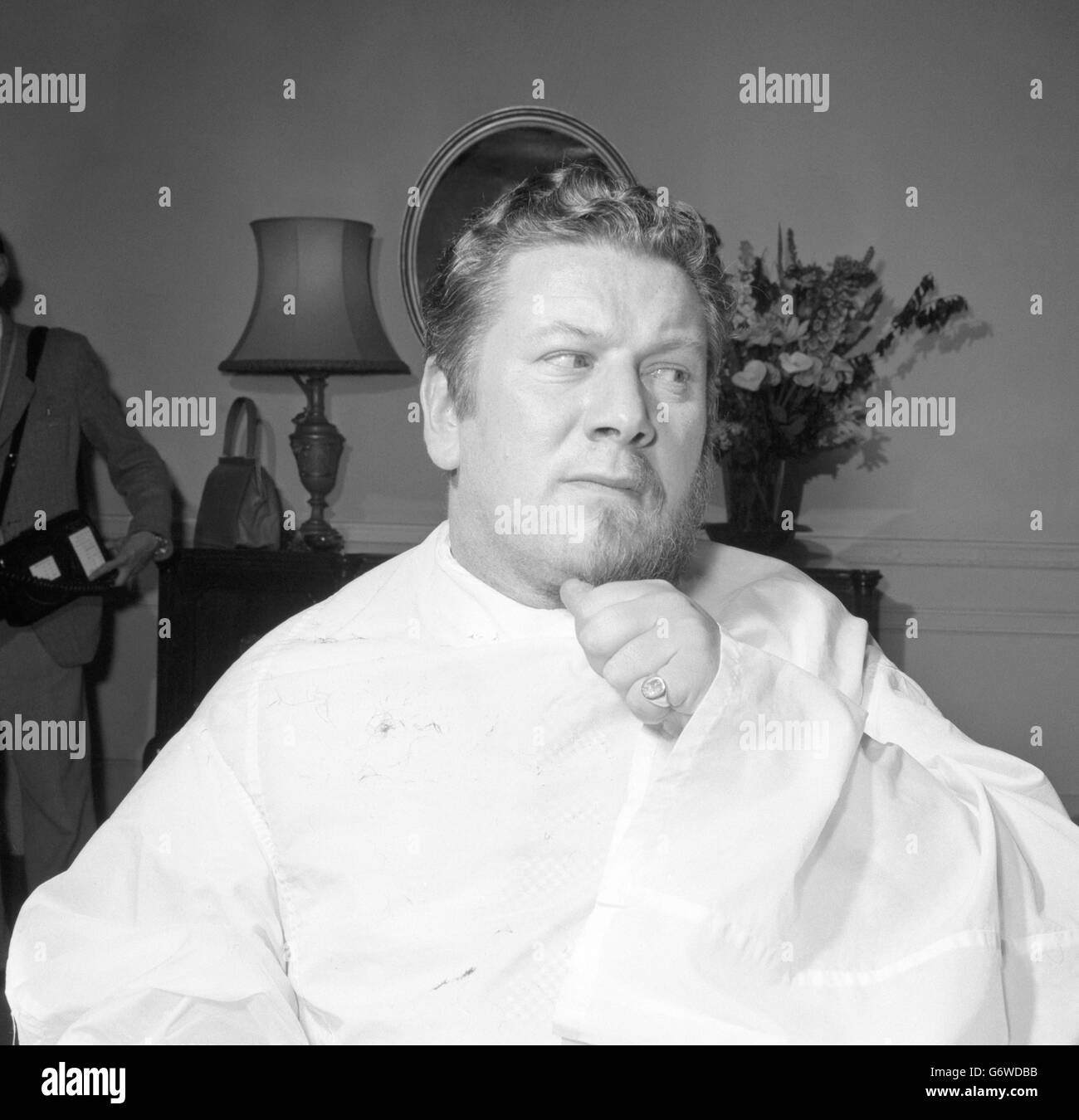 Nach sorgfältiger Kultivierung der letzten zehn Jahre wird der Bart von Peter Ustinov für seine neue, saubere, rasierte Rolle des Hauptmanns Vere im Film Billy Budd schnell und schmerzlos entfernt. Stockfoto