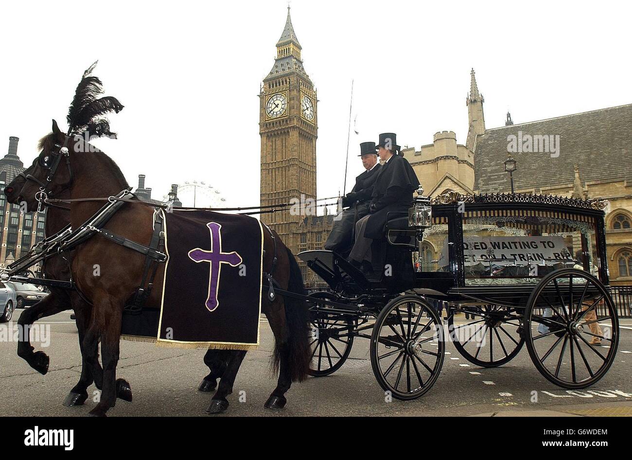 Ein Pferdewagen wird um den Parliament Square in London gefahren, um zu betonen, dass das aktuelle Datum für die Entfernung von Zügen, die für behinderte Menschen nicht zugänglich sind, 2035 ist. Zu diesem Zeitpunkt wird geschätzt, dass etwa 58% der behinderten Menschen, die die Leonard Cheshire Wohltätigkeitsorganisation nutzen, verstorben sein werden. Stockfoto