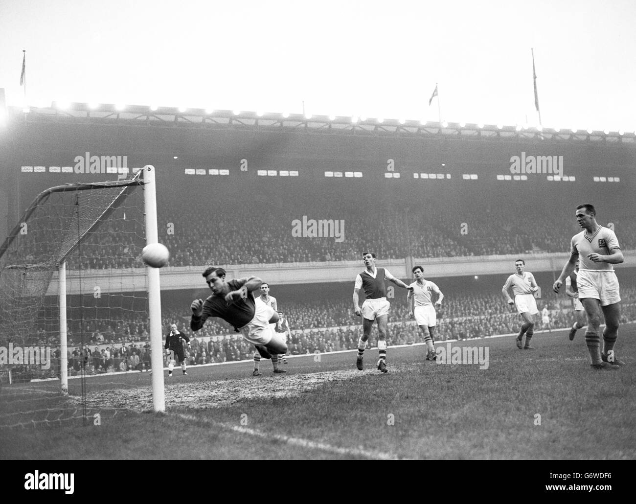 Fußball - erste Division - Arsenal V Aston Villa - Highbury, London Stockfoto