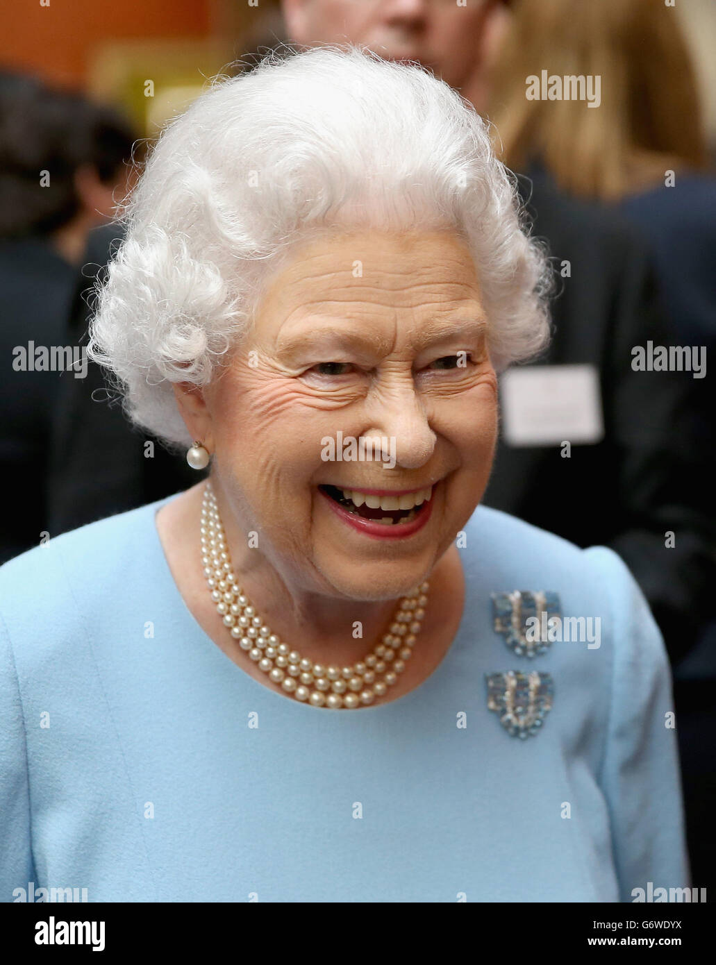 Königin Elizabeth II. Nahm an einem Empfang zum Jubiläum der Queen's Anniversary Prizes for Higher and Further Education im Buckingham Palace in London Teil. Stockfoto
