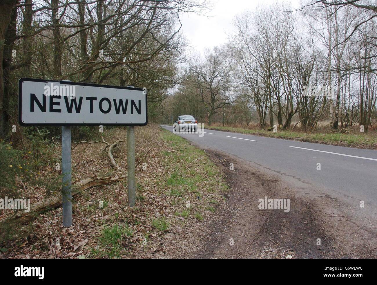 Eine Straße, die in das Dorf Newtown führt, wo die Bewohner ihren Sieg gegen ein Urteil des Berufungsgerichts feierten, dass sie und ihre Vorgänger kein Recht auf Kreuzung der Gemeinderauben erworben hatten, obwohl sie dies seit mehr als 20 Jahren ungehindert getan haben. Die heutige Entscheidung war eine Niederlage für den Eigentümer der gemeinsamen, Bakewell Management, die zugab, dass sie gegen die Bewohner eintrat, um Geld zu verdienen, indem sie Zahlungen für das verlangte, was sie immer als frei und selbstverständlich angenommen hatten. Stockfoto