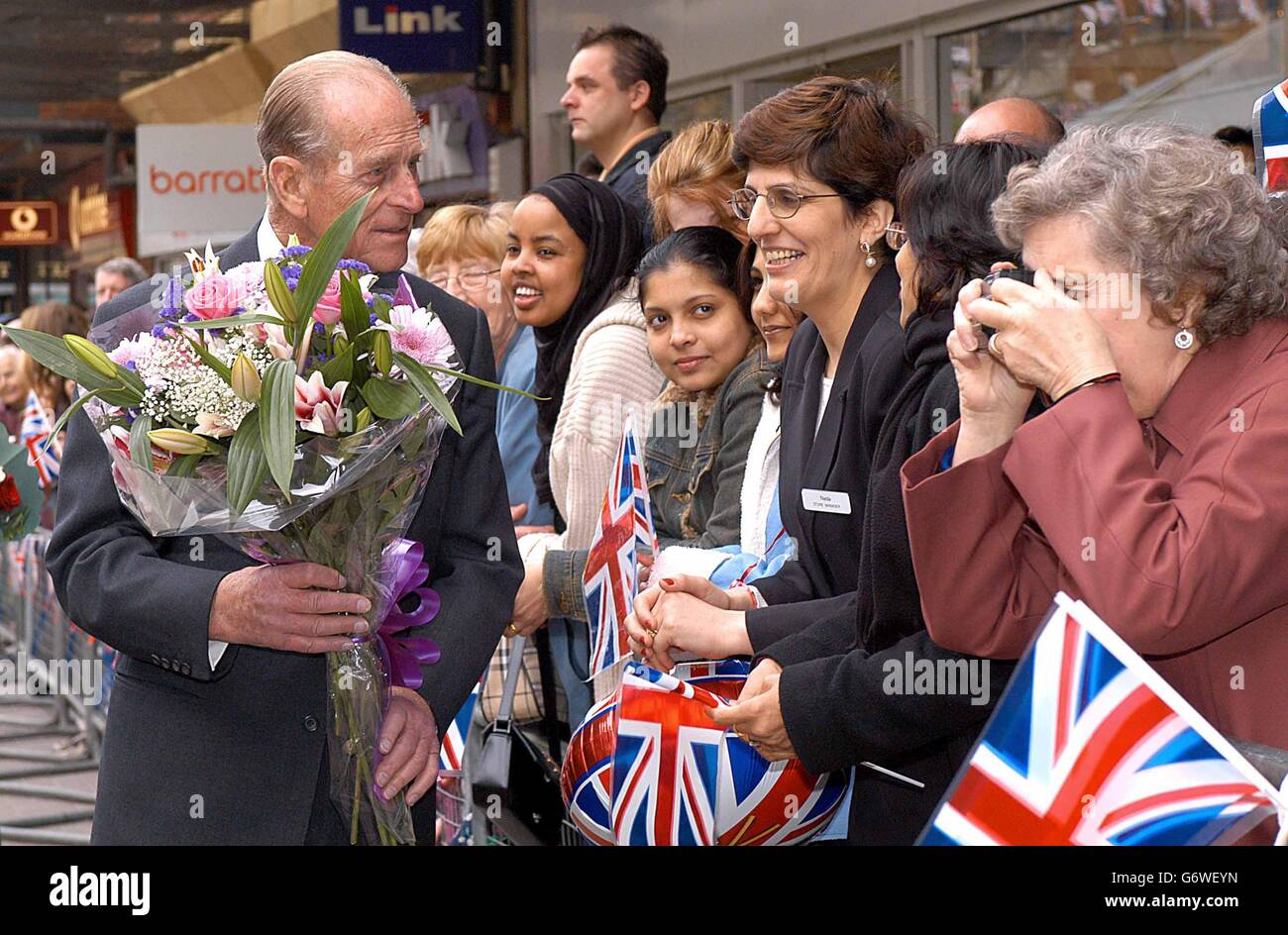 Der Herzog von Edinburgh bei seinem Besuch bei der Queen in Harrow, West-London, um den 50. Jahrestag seiner königlichen Charta zu feiern. Charters, die eine Gemeinde als Bezirk konstituieren, werden nicht mehr gemäß den lokalen Regierungsgesetzen gewährt, insbesondere dem Local Government Act von 1972, der Bezirksräte schuf. Stockfoto