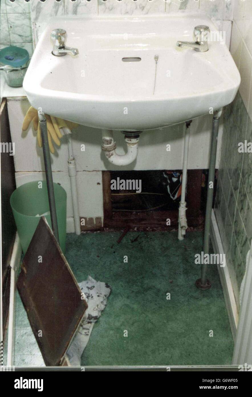 Badezimmer in einer Wohnung in Clapham, Süd-London, wo die Polizei eine  funktionierende Crack-Fabrik zusammen mit einem Holdall mit 24 lb Drogen  mit einem potenziellen Straßenwert von mehr als 1 Million und 37,000