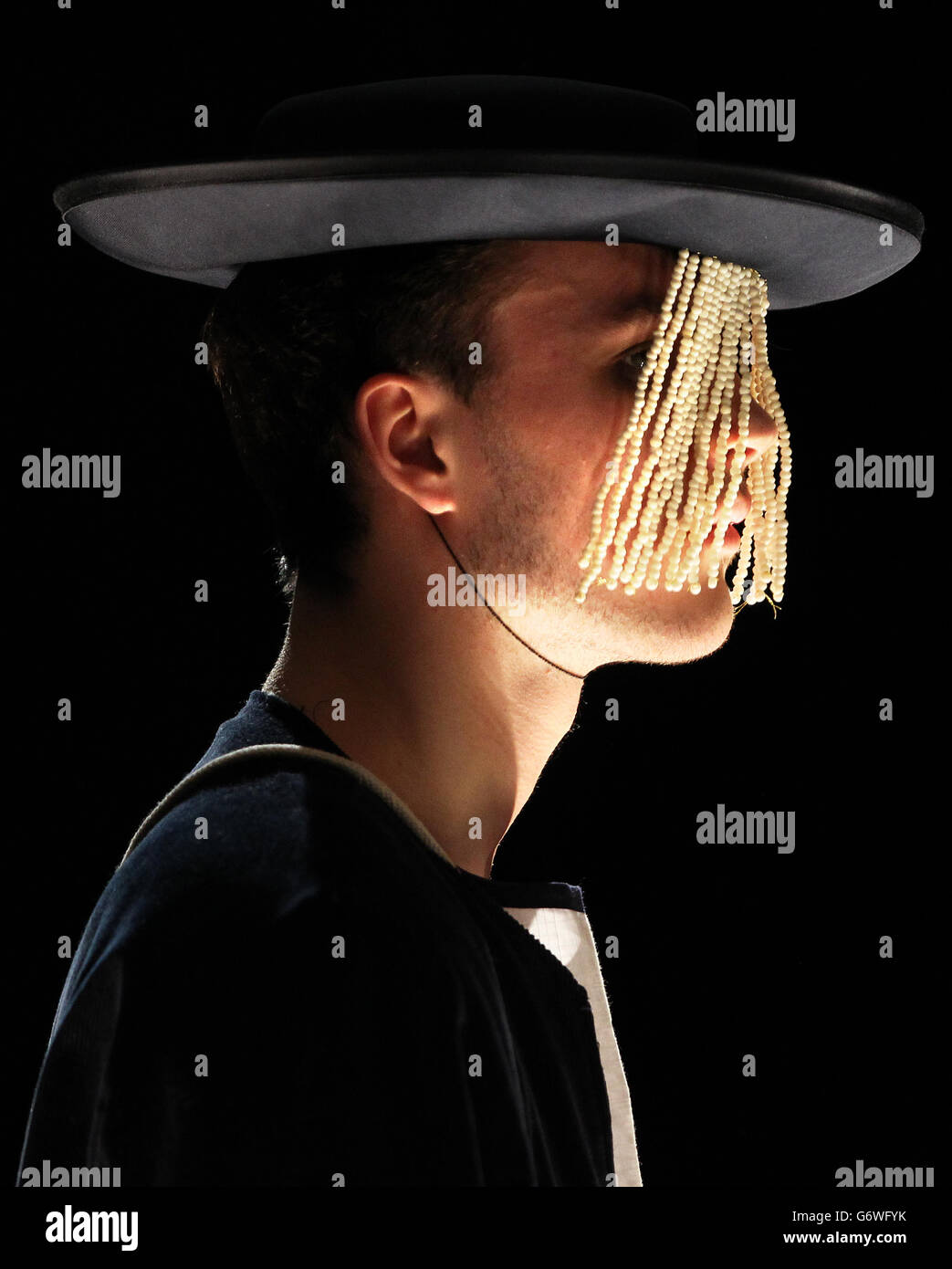 Ein Modell zeigt, wie Textildesign-Studenten während der Glasgow School of Art Fashion Show 2014 in Glasgow arbeiten. DRÜCKEN Sie VERBANDSFOTO. Bilddatum: Dienstag, 4. März 2014. Bildnachweis sollte lauten: Andrew Milligan / PA Wire Stockfoto