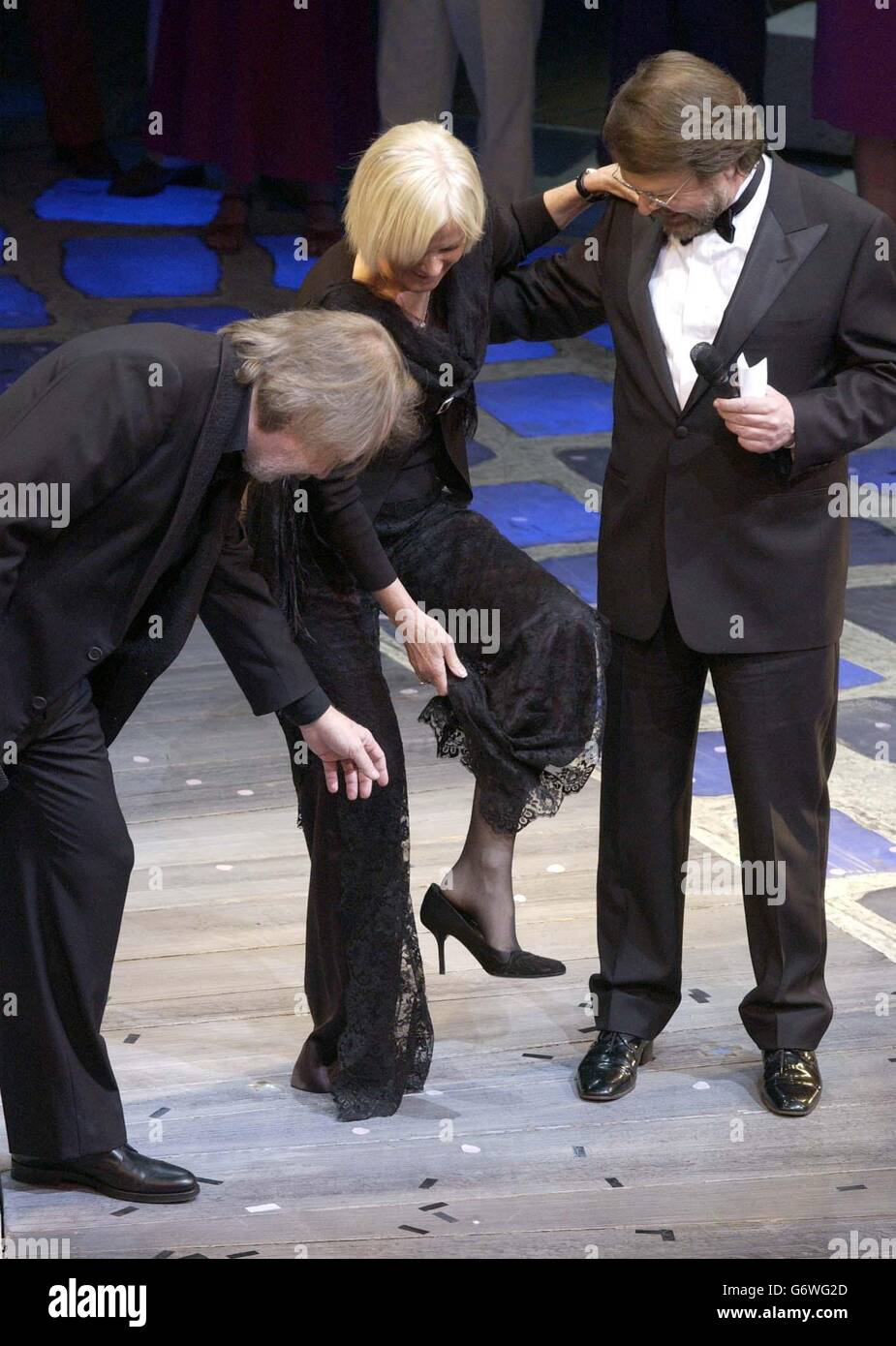 (Von links nach rechts:) Benny Anderson, Frida Lyngstad und Bjorn Ulvaeus, nachdem Frida ihren Schuh während eines Vorhangaufrufs für die Sonderaufführung des West End Musicals Mamma Mia! Verloren hatte. Anlässlich des 5. Jahrestages im Prince Edward Theater im Zentrum von London. Stockfoto