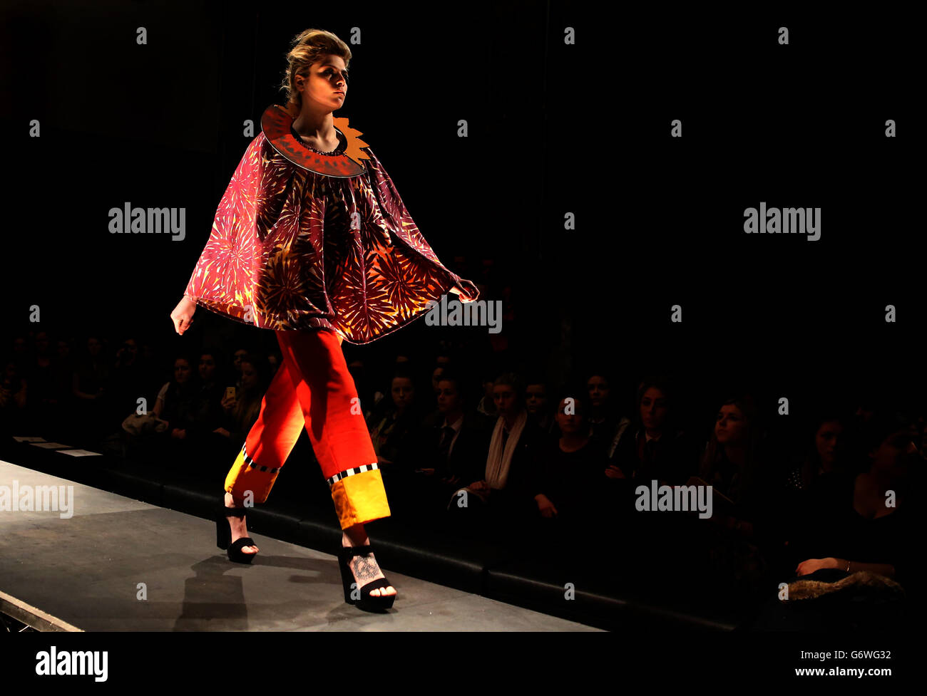 Ein Modell zeigt, wie Textildesign-Studenten während der Glasgow School of Art Fashion Show 2014 in Glasgow arbeiten. Stockfoto