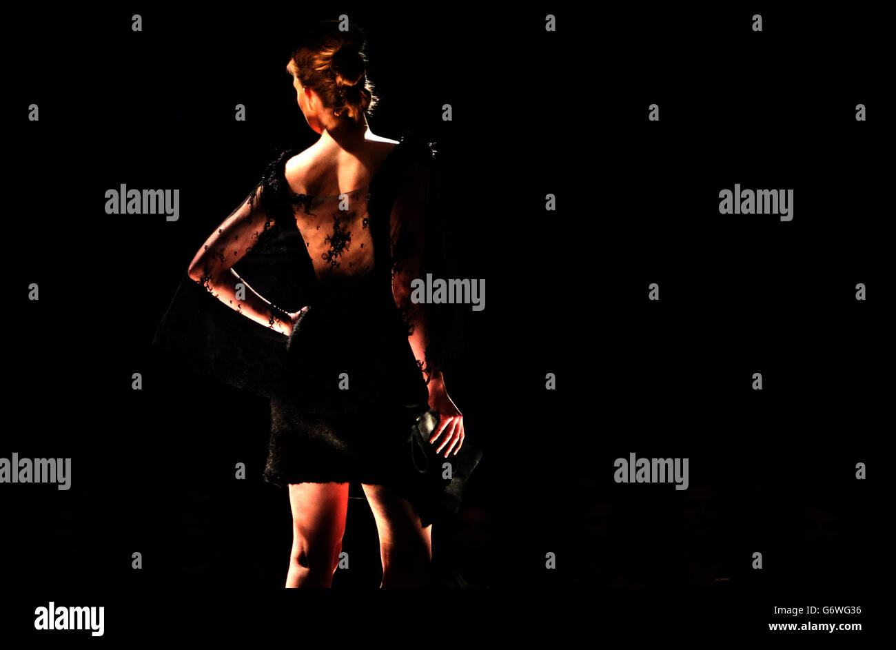 Ein Modell zeigt, wie Textildesign-Studenten während der Glasgow School of Art Fashion Show 2014 in Glasgow arbeiten. Stockfoto