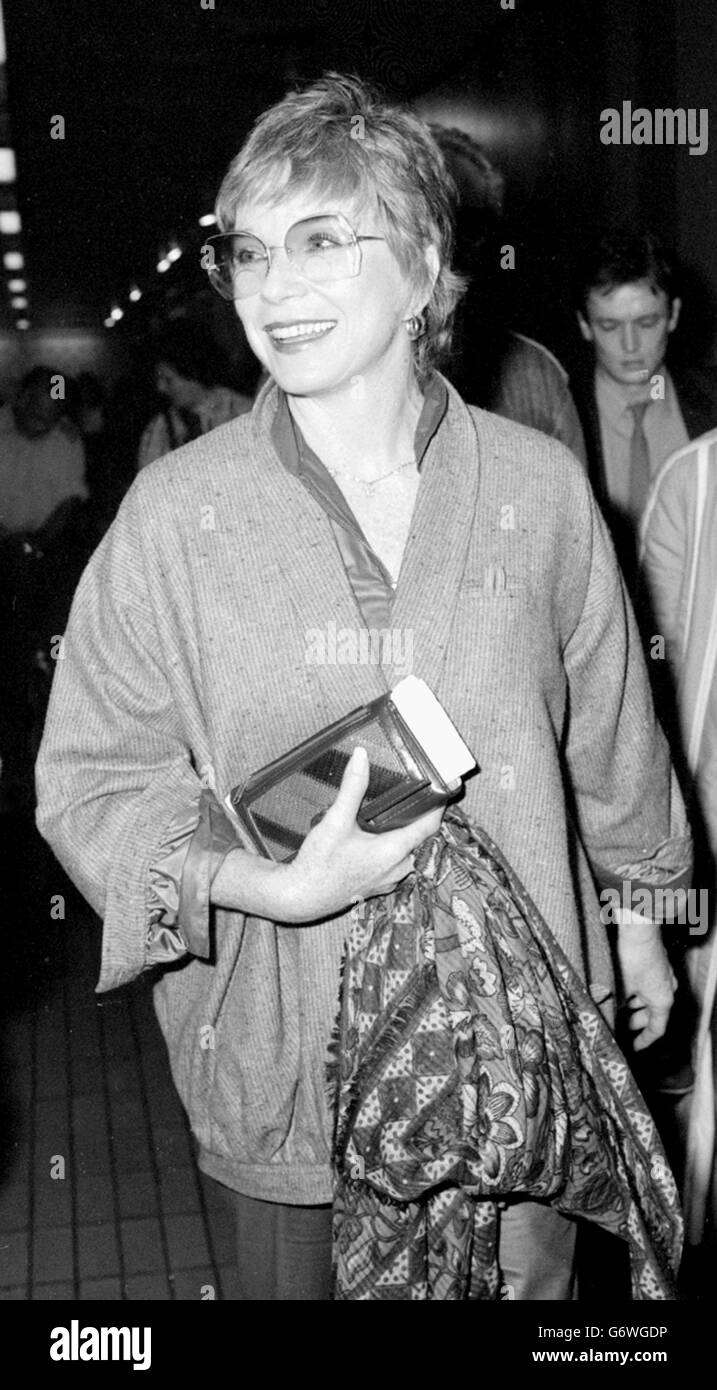 Shirley MacLaine kommt am Flughafen Heathrow. Stockfoto