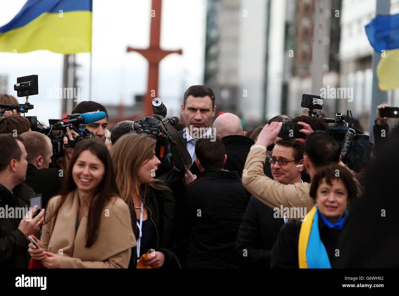 Vitali Klitschko, ehemaliger Boxmeister im Schwergewicht und ukrainischer Politiker, nimmt an einer pro-ukrainischen Kundgebung Teil, während er durch Dublin auf dem Weg zum Kongresszentrum in Dublin geht, um am Europäischen Volkspartei-Kongress teilzunehmen. Stockfoto