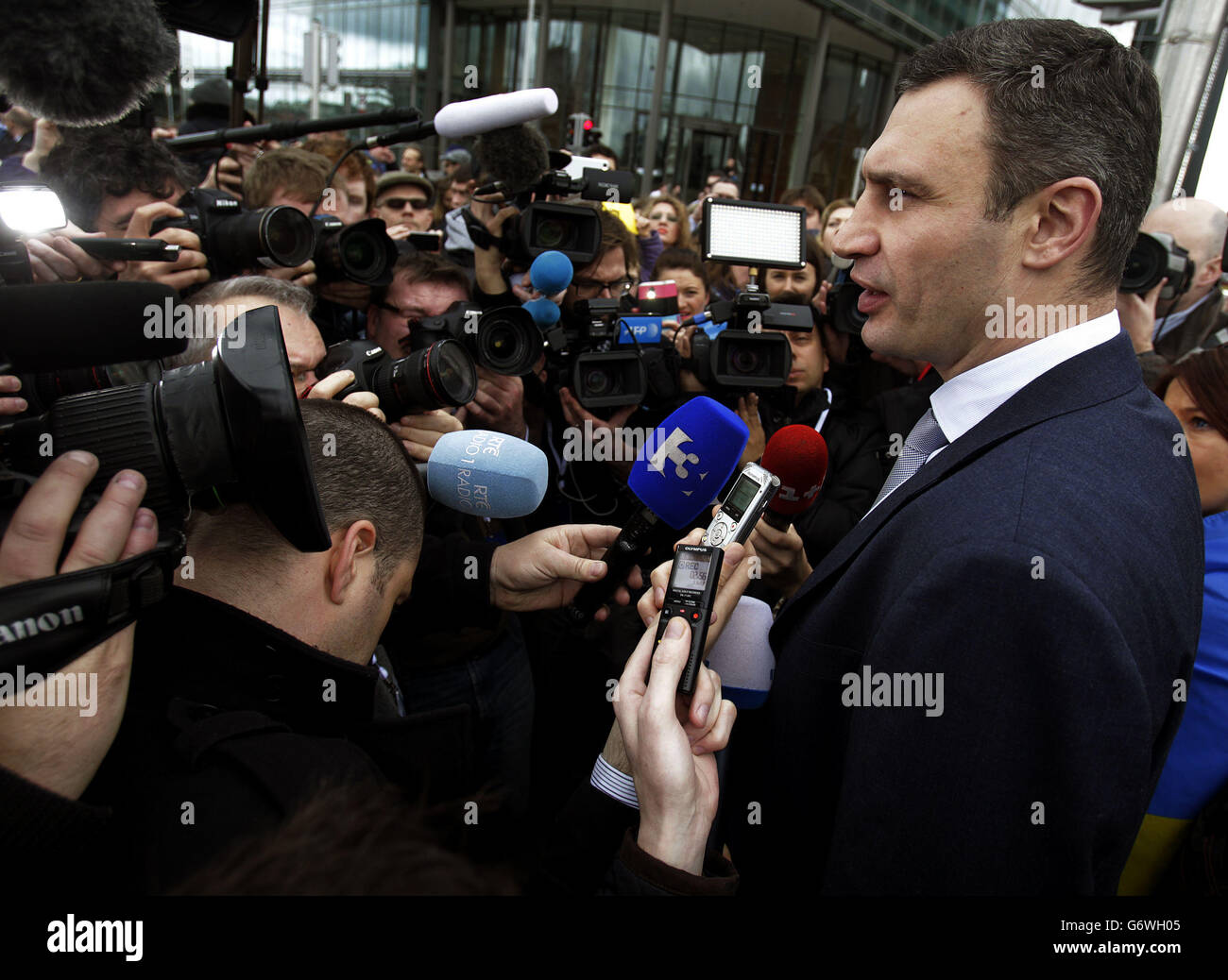 Vitali Klitschko, ehemaliger Boxmeister im Schwergewicht und ukrainischer Politiker, nimmt an einer pro-ukrainischen Kundgebung Teil, während er durch Dublin auf dem Weg zum Kongresszentrum in Dublin geht, um am Europäischen Volkspartei-Kongress teilzunehmen. Stockfoto