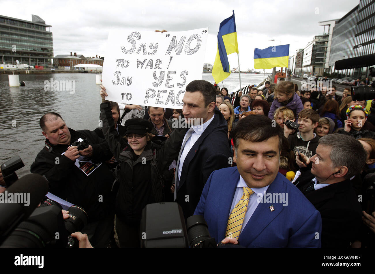 Vitali Klitschko, ehemaliger Boxmeister im Schwergewicht und ukrainischer Politiker, nimmt an einer pro-ukrainischen Kundgebung Teil, während er durch Dublin auf dem Weg zum Kongresszentrum in Dublin geht, um am Europäischen Volkspartei-Kongress teilzunehmen. Stockfoto