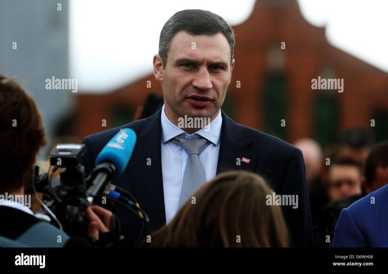 Vitali Klitschko, ehemaliger Boxmeister im Schwergewicht und ukrainischer Politiker, nimmt an einer pro-ukrainischen Kundgebung Teil, während er durch Dublin auf dem Weg zum Kongresszentrum in Dublin geht, um am Europäischen Volkspartei-Kongress teilzunehmen. Stockfoto