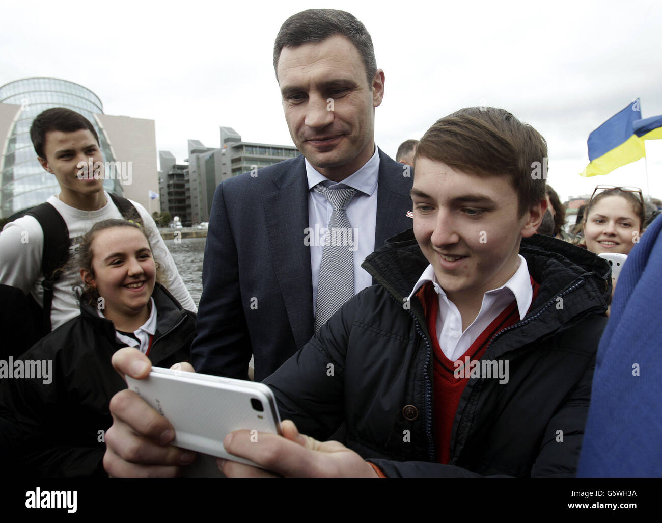 Vitali Klitschko, ehemaliger Boxmeister im Schwergewicht und ukrainischer Politiker, nimmt an einer pro-ukrainischen Kundgebung Teil, während er auf seinem Weg zum Kongresszentrum in Dublin durch Dublin läuft, um am Europäischen Volkspartei-Kongress teilzunehmen. Stockfoto