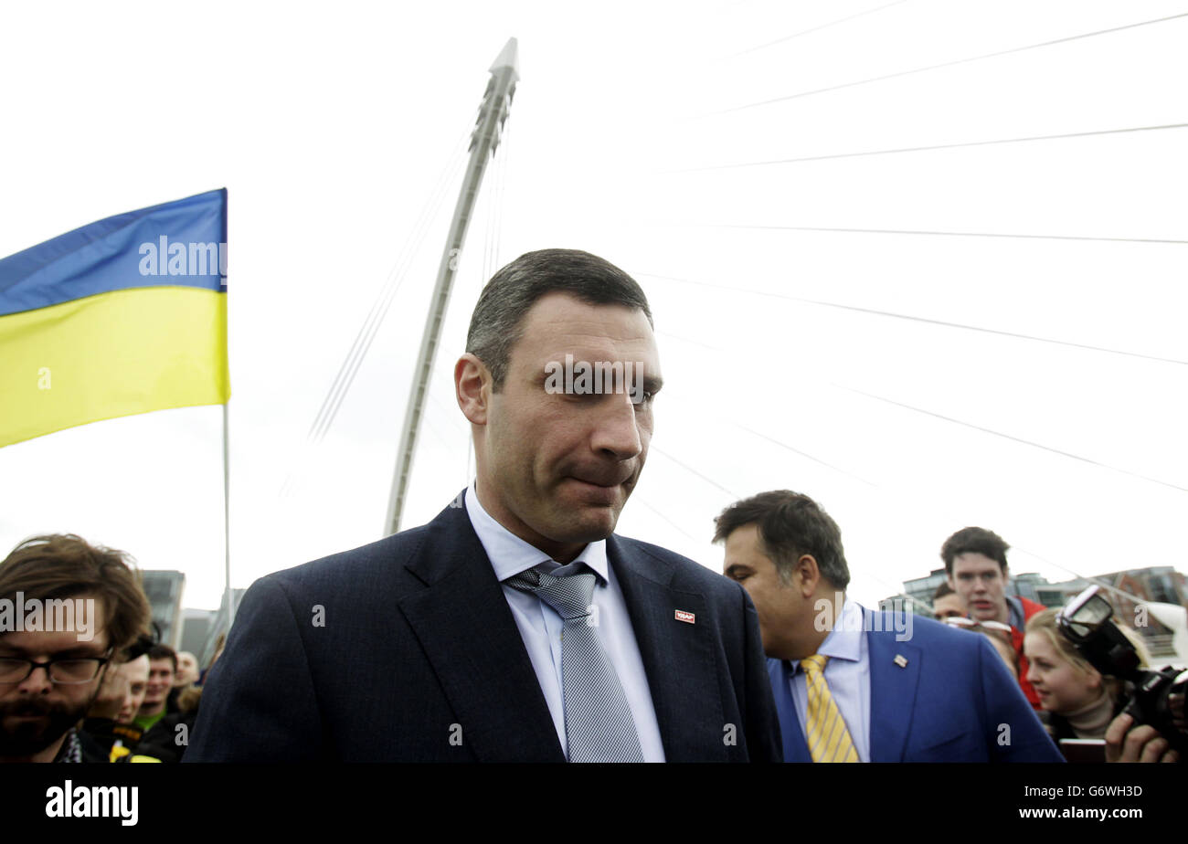 Vitali Klitschko, ehemaliger Boxmeister im Schwergewicht und ukrainischer Politiker, nimmt an einer pro-ukrainischen Kundgebung Teil, während er auf seinem Weg zum Kongresszentrum in Dublin durch Dublin läuft, um am Europäischen Volkspartei-Kongress teilzunehmen. Stockfoto