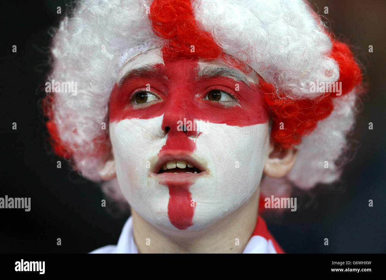 Fußball - International freundlich - England gegen Dänemark - Wembley Stadium. Ein junger England-Fan auf den Tribünen Stockfoto