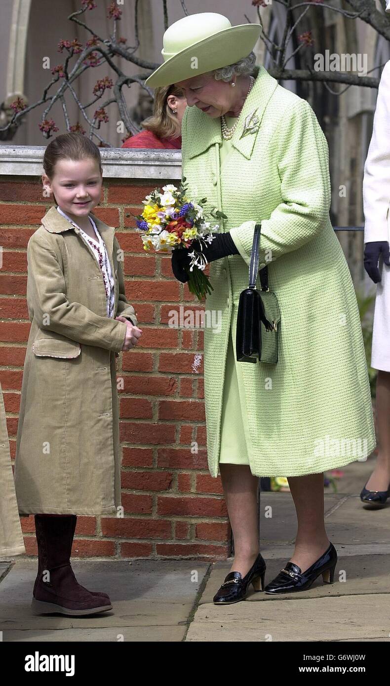 Die Königin erhält Blumen von Abigail Gainher, 5, nachdem sie die Kapelle im Schloss Windsor nach dem traditionellen Ostersonntag verlassen hat. Neun ältere Mitglieder der Familie waren für den Gottesdienst in der St. George's Kapelle im Schlossgelände anwesend, die vom Dekan von Windsor, dem rechten Rev David Conner, geleitet wurde. Rund 200 Mitglieder der Öffentlichkeit trotzten dem kalten, grauen Morgen, um zu sehen, wie die Royals zu einem jährlichen Treffen der königlichen Familie eintreffen. Stockfoto