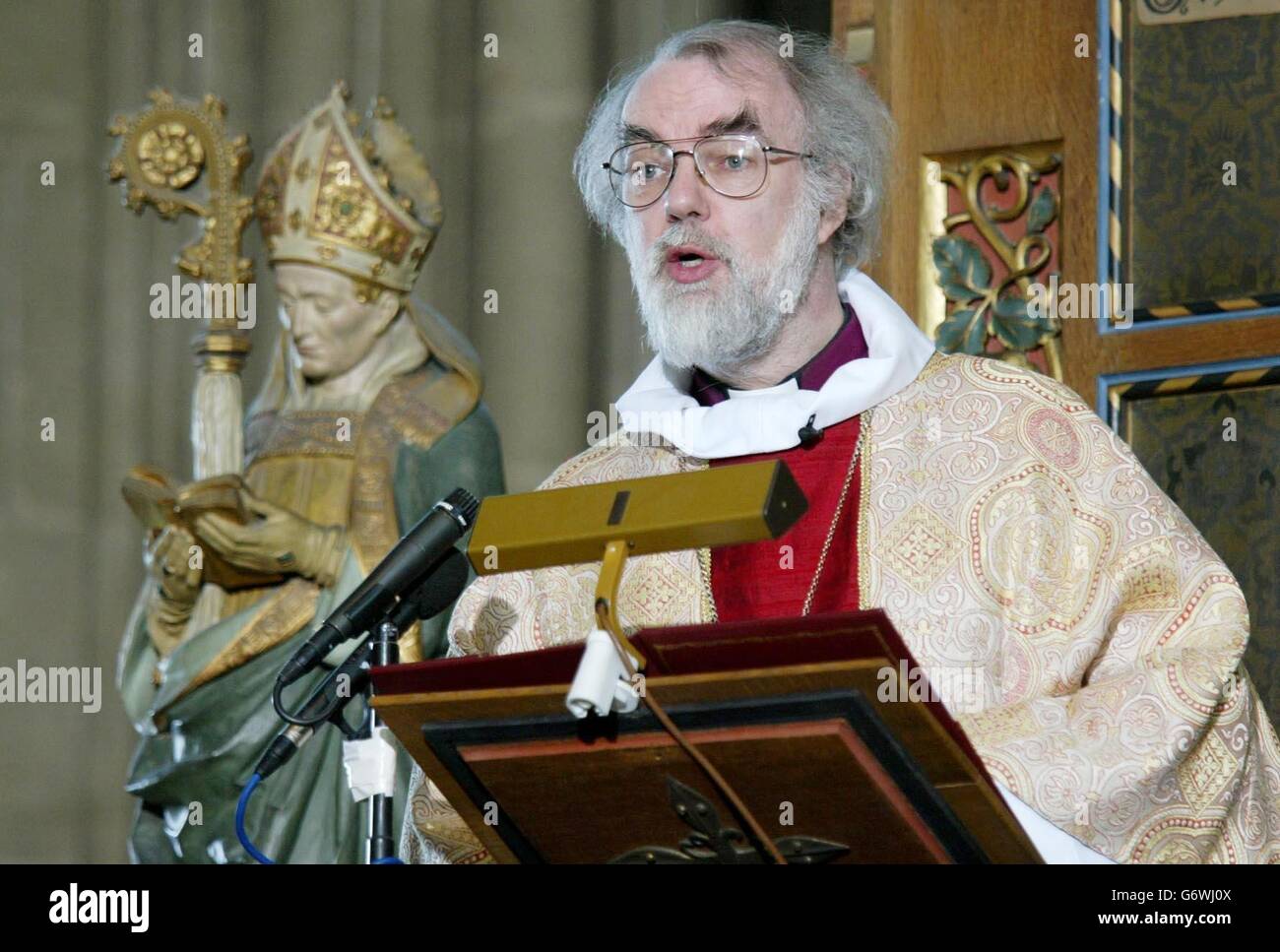 Der Erzbischof von Canterbury, Dr. Rowan Williams, hält seine Osterpredigt während des Osterdienstes in der Kathedrale von Canterbury in Kent. Stockfoto