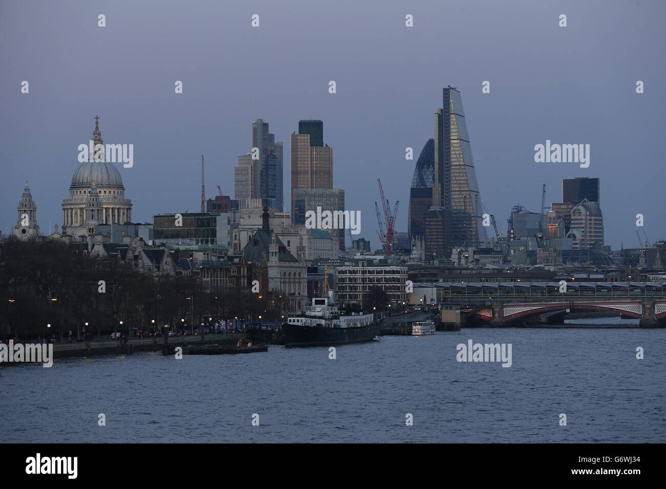 Ein abendlicher Blick in der Dämmerung des Londoner Stadtzentrums von der Waterloo Bridge. Stockfoto