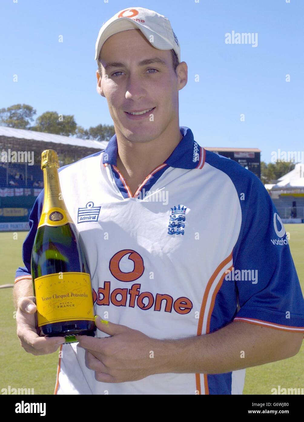 England Bowler Simon Jones mit einem Magnum Champagner am Recreation Ground, St. John's, Antigua. Der Magnum wird für das BBC Test Match Special Brian Johnston Champagne Moment vergeben und Jones gewann es für sein 5. Wicket im 2. Test gegen die Westindischen Inseln. Stockfoto