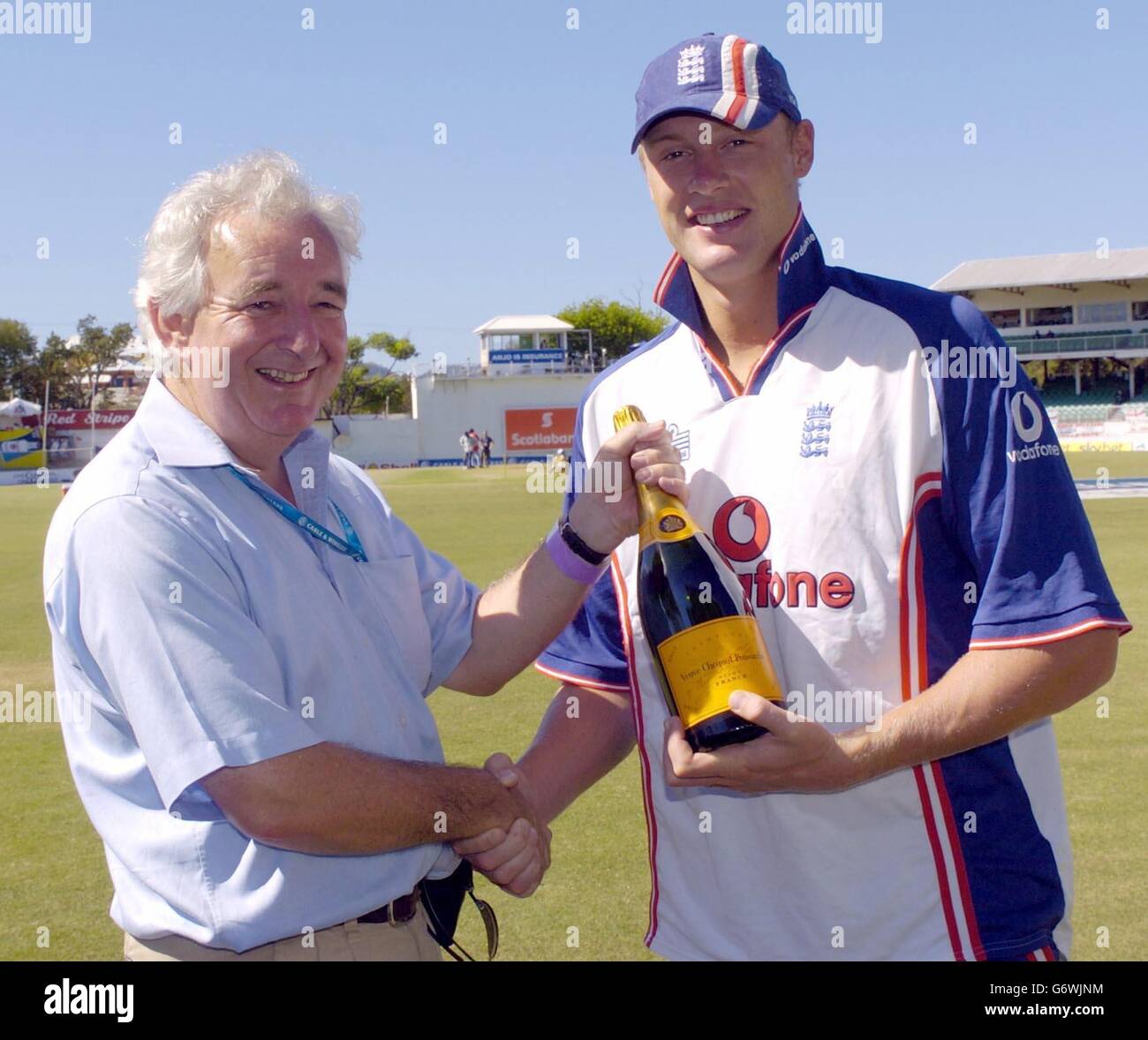 BBC Test Match Special Producer Peter Baxter (links) präsentiert dem englischen Cricketer Andrew Flintoff auf dem Recreation Ground, St. John's, Antigua, eine Magnum Champagner. Der Preis ist das TMS Brian Johnston Champagne Moment und Flintoff gewann es für die Fang Kapitän Brian Lara zum zweiten Mal in den Ausrutschern in der 1. Test gegen die West Indies. Stockfoto