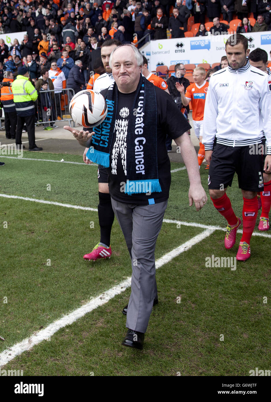 Fußball - Sky Bet Championship - Blackpool / AFC Bournemouth - Bloomfield Road. Ein Vertreter von Prostatakrebs UK kommt vor dem Spiel mit den Teams zusammen Stockfoto