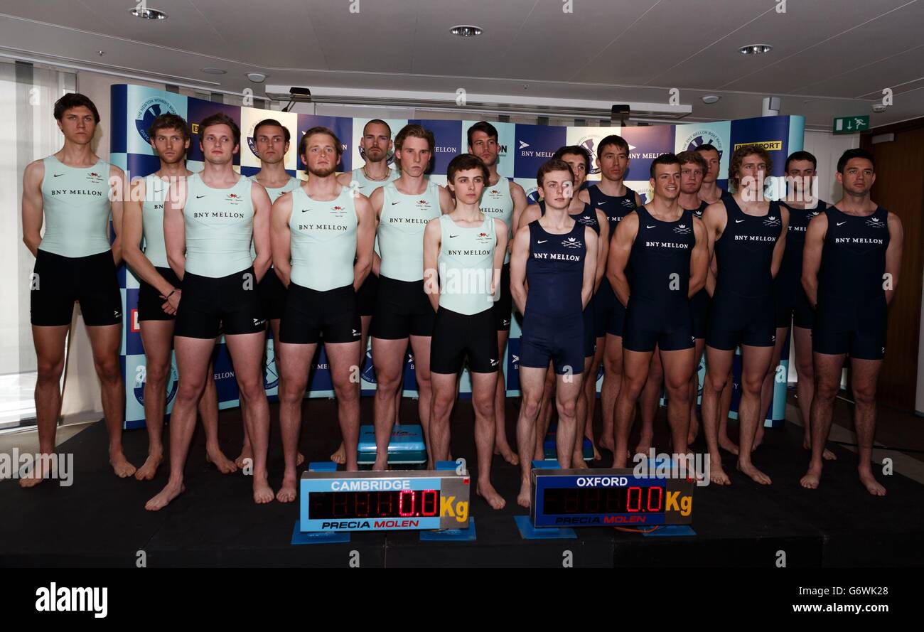 Die Cambridge Crew bestehend aus Michael Thorp, Luke Jackett, Ivo Dawkins, Steve Dudek, Helge Gruetjen, Matthew Jackson, Josh Hooper, Henry Hoffstot und cox Ian Middleton posiert neben der Oxford Crew von Steve Uru, Chris Fairweather, Karl Hudspith, Thomas Swartz, Malcolm Howard, Michael Di Santo, Sam O'Connor, Constantine Louloudis und cox Laurence Harvey während des BNY Mellon Boat Race 2014 wiegen im BNY Mellon Center, London. Stockfoto