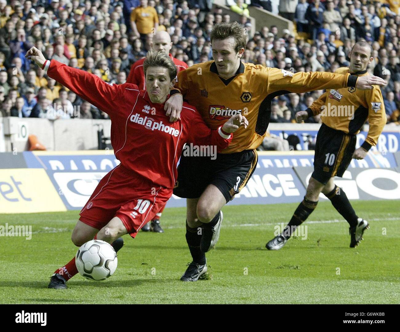 Middlesbroughs Juninho (ganz links) erhält die Aufmerksamkeit von Lee Naylor von Wolverhampton Wanderers während ihres Barclaycard Premiership-Spiels im Wolverhampton Wanderers Molineux Ground, Wolverhampton. Stockfoto