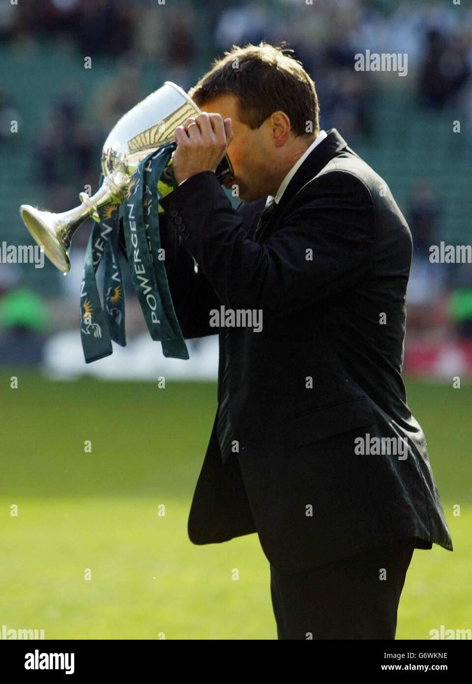 Der Trainer von Newcastle Falcon, Rob Andrew, trinkt Champagner vom Powergen Cup nach dem Sieg 37-33 über Sale Sharks im Powergen Cup Finale in Twickenham, London, Samstag, 17. April 2004. Stockfoto