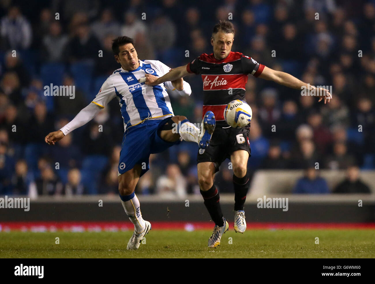 Brighton und Hove Albions Leonardo Ulloa, (links) kämpft um den Ballbesitz mit Clint Hill der Queens Park Rangers, (rechts) Stockfoto