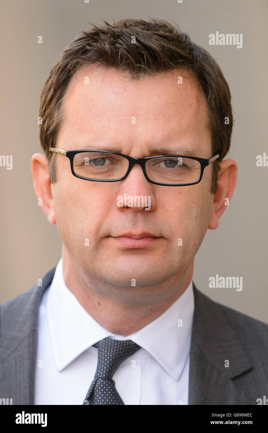 Der frühere News of the World-Redakteur Andy Coulson kommt im Old Bailey in London an, während der Telefonhacking-Prozess weitergeht. Stockfoto